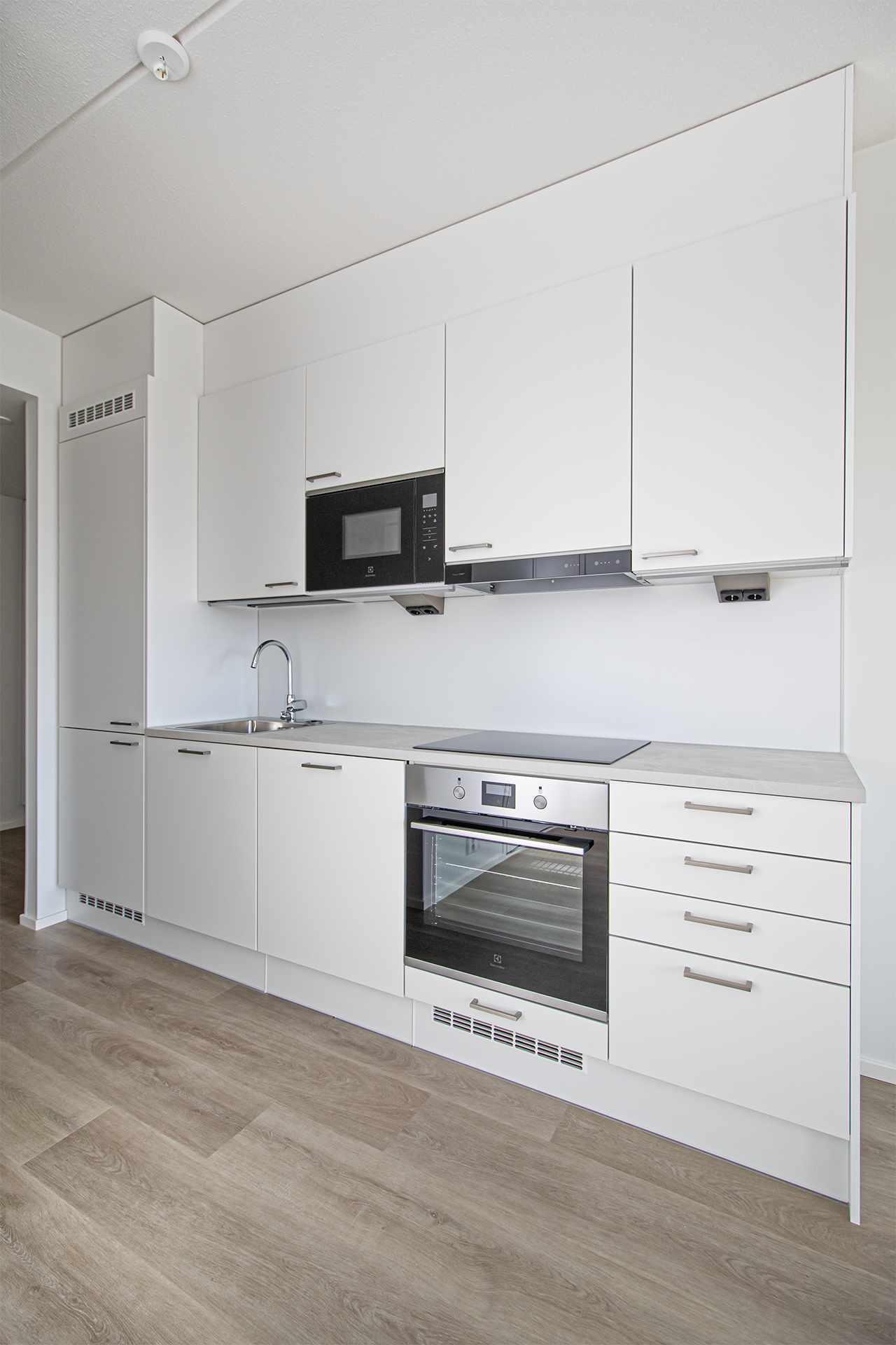 Keittiössä integroidun kodinkoneet.