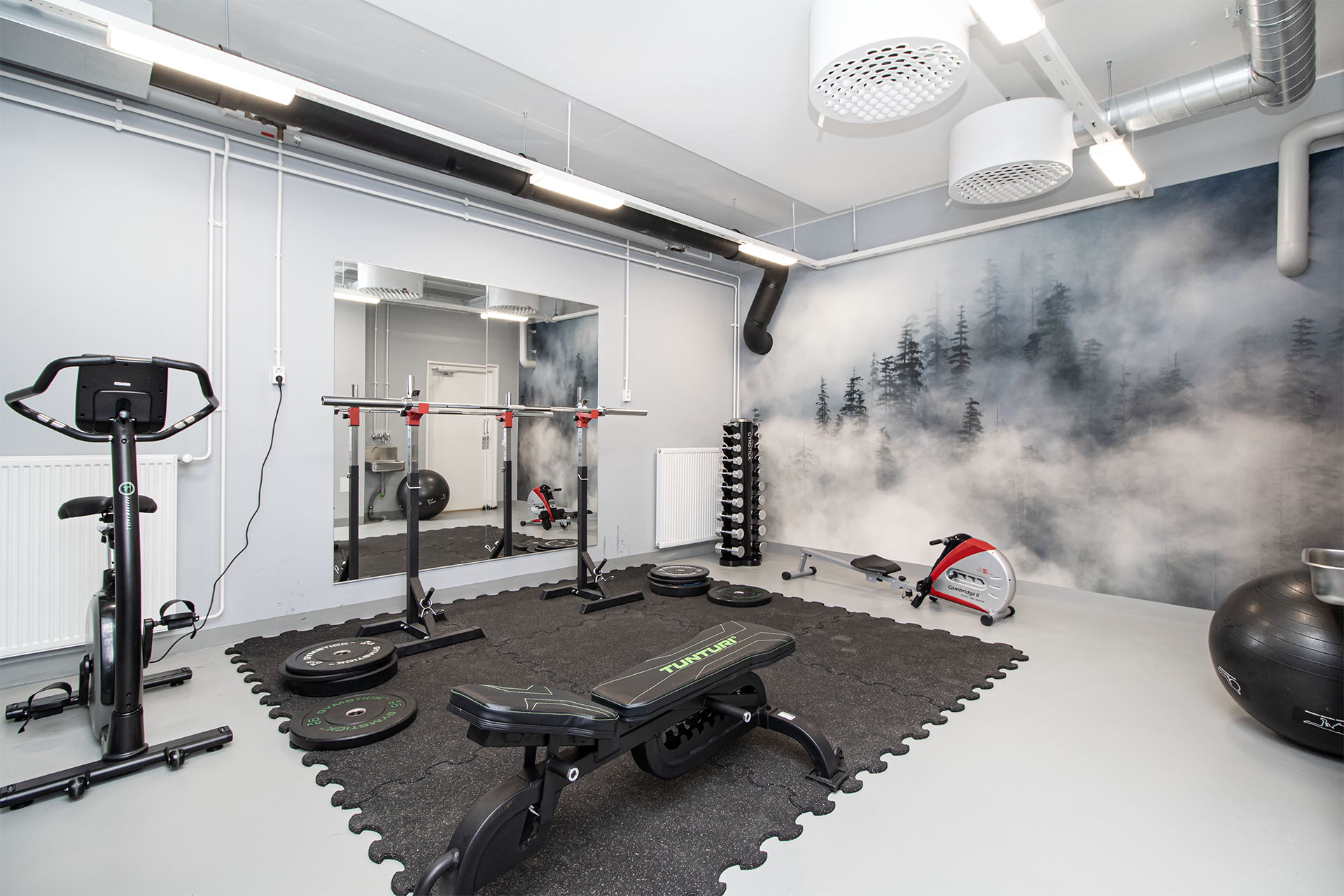 Taloyhtiössä oma kuntosali.