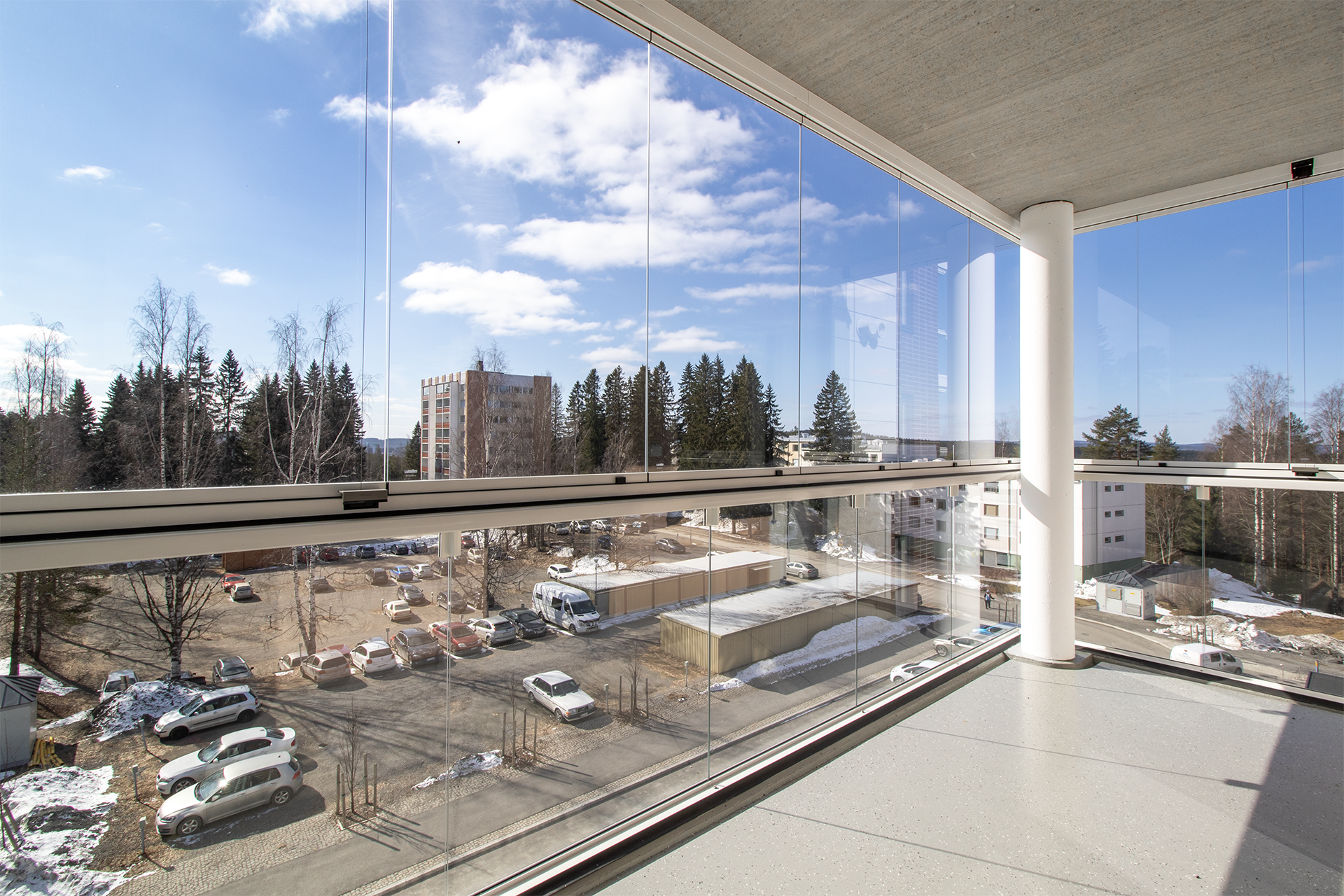 Suuri lasitettu parveke kruunaa tämän kodin.