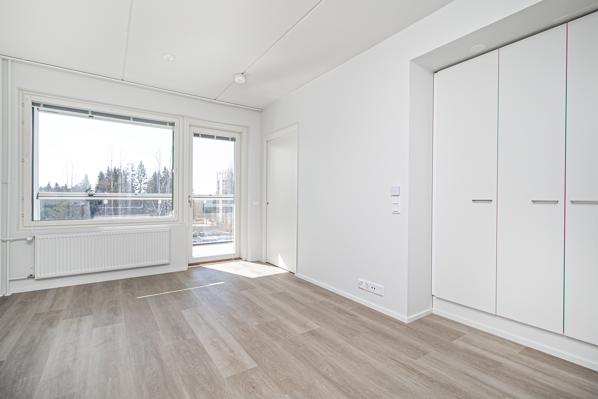 Tilaa ja valoa riittää. Myös oleskelutilassa kaapistot.