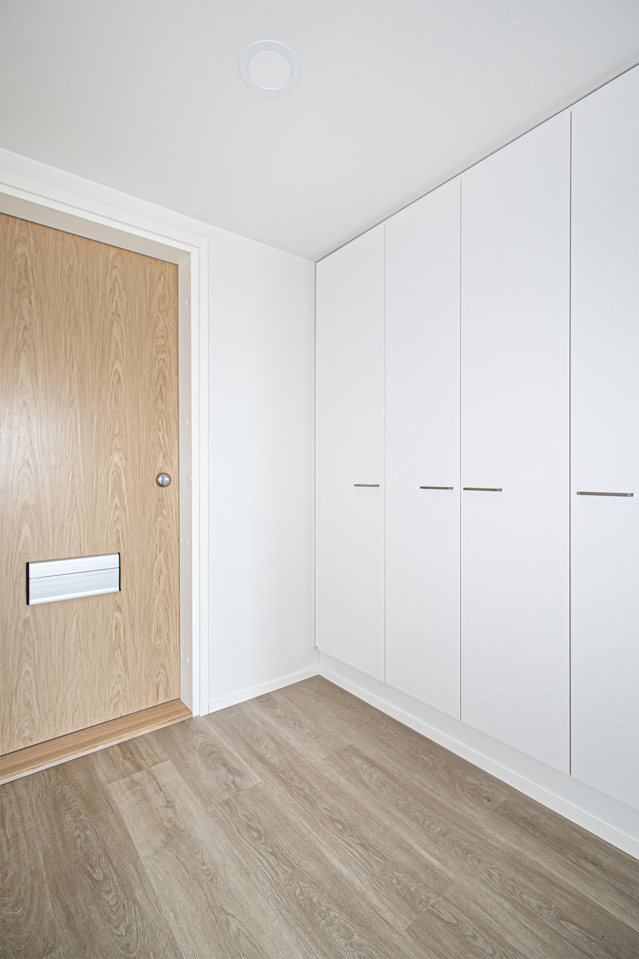 Eteisessä paljon kaappitilaa.