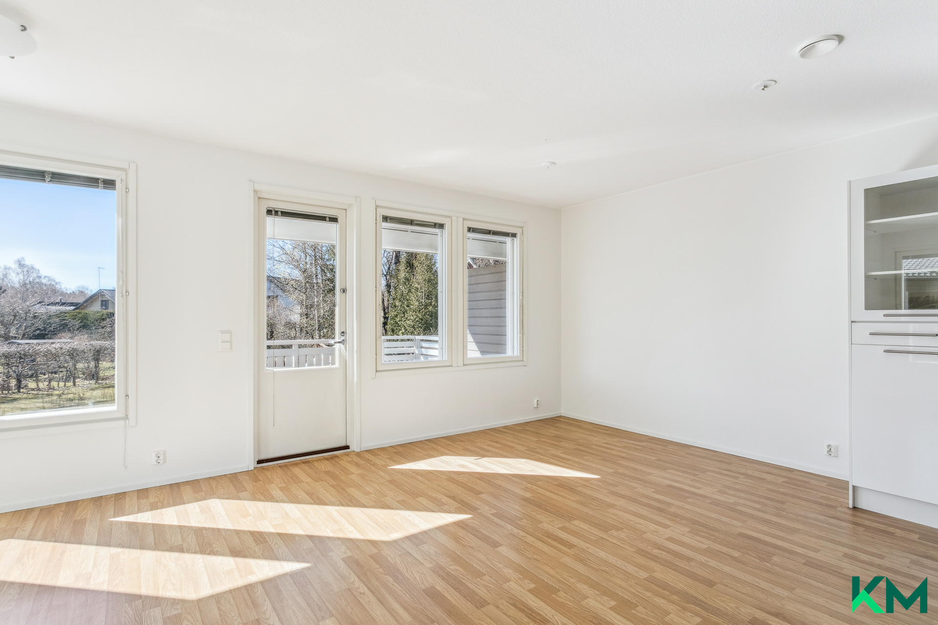 Keskikerroksessa olohuone, ruokailutila