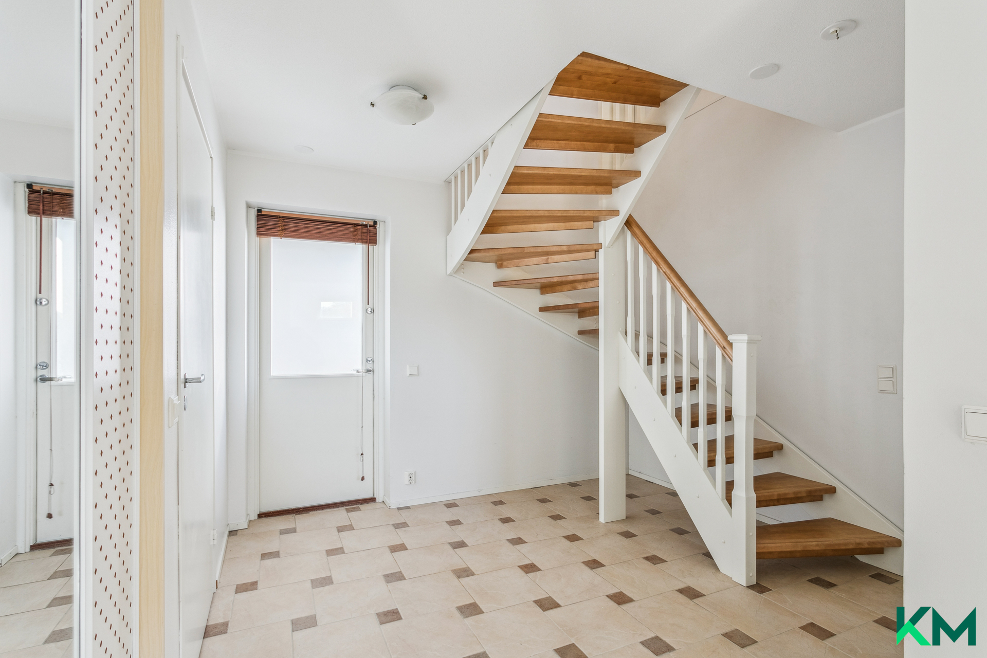 Alakerran aulasta käynti ulos 