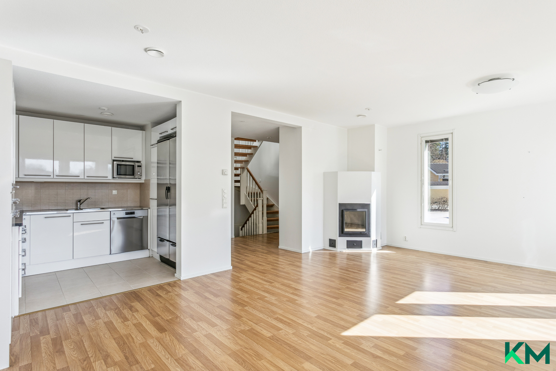 Keskikerroksessa olohuone, ruokailutila, avokeittiö