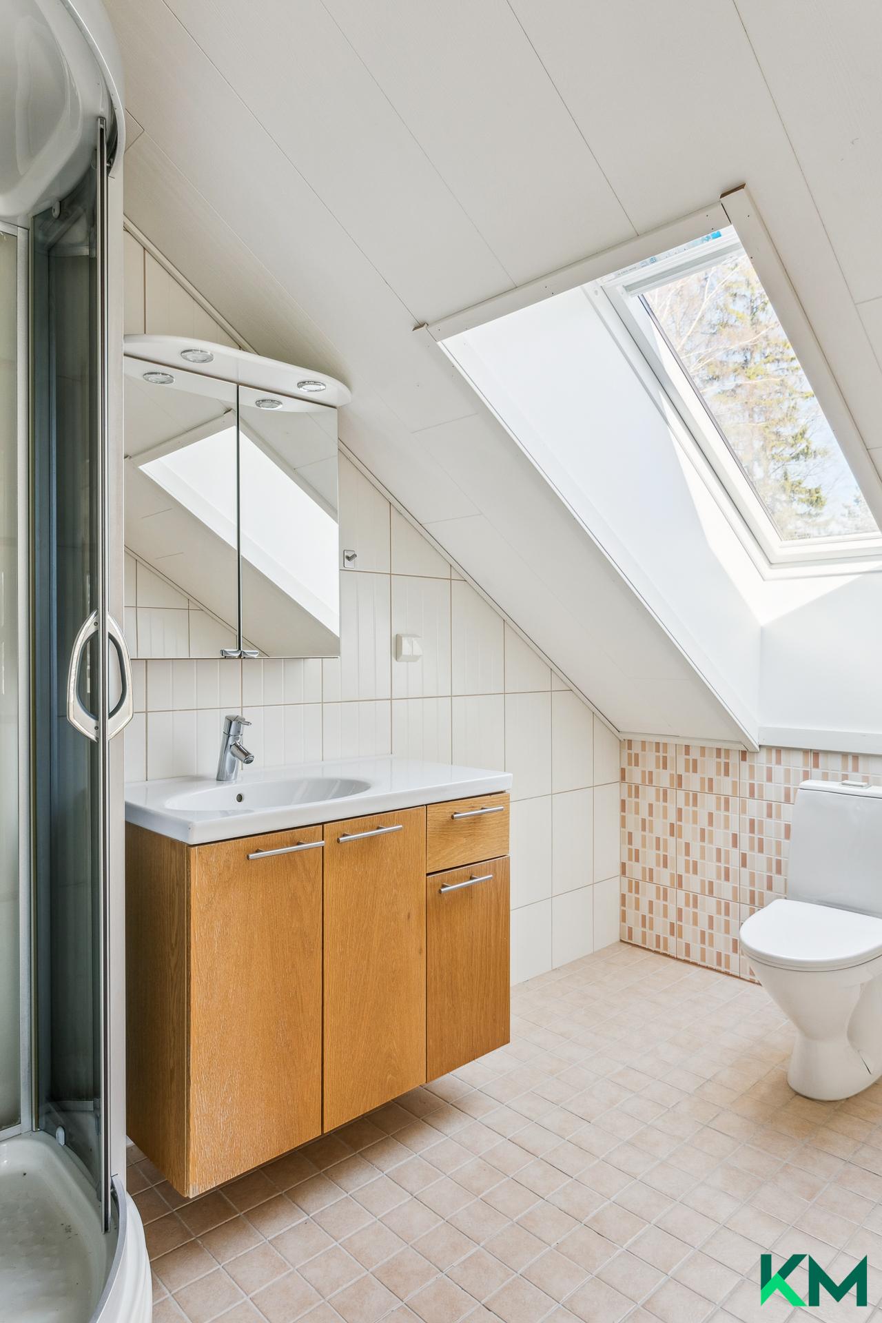 Yläkerran kylpyhuone