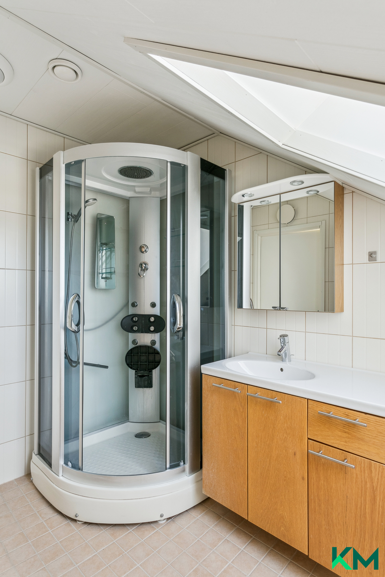 Yläkerran kylpyhuone