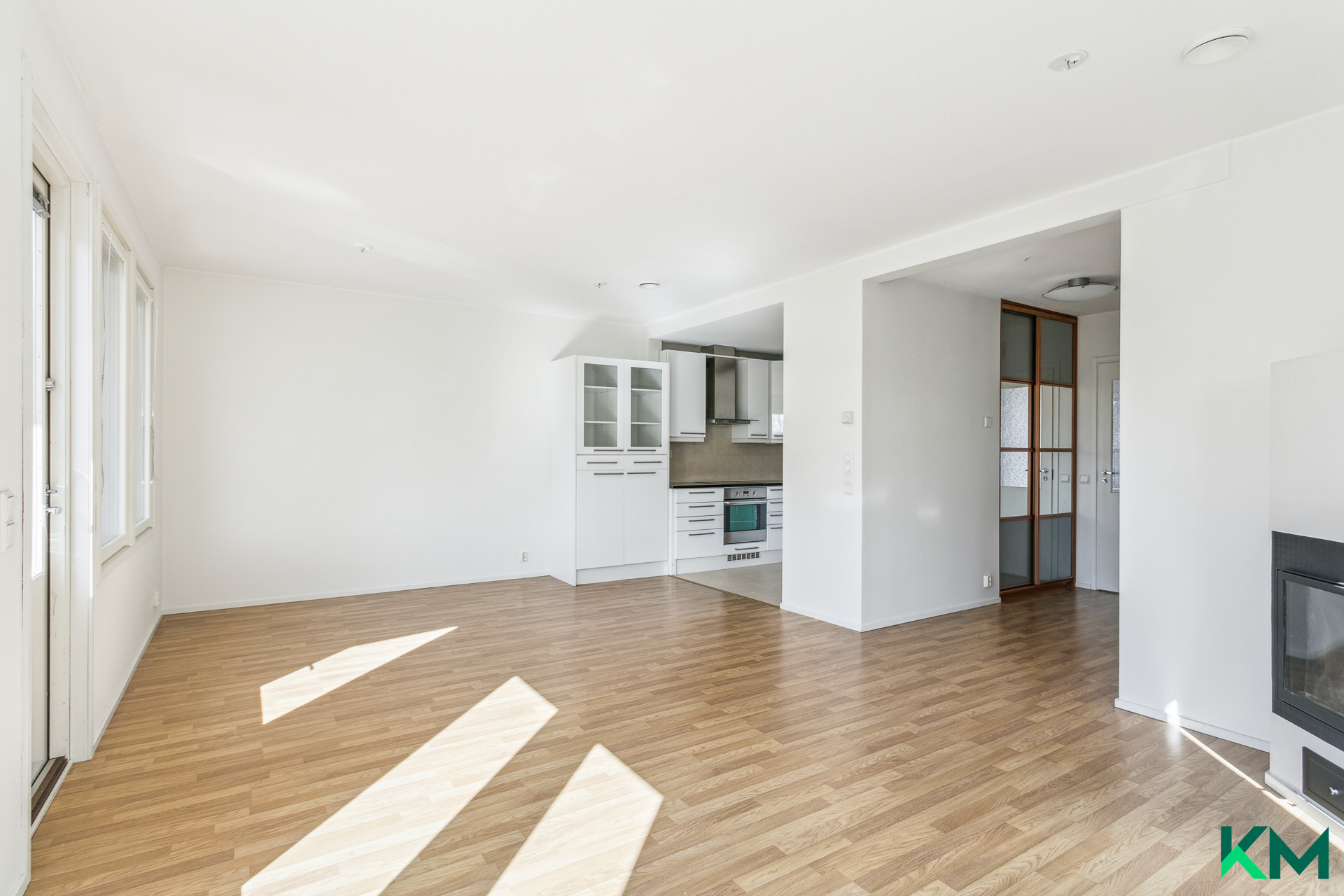 Keskikerroksessa olohuone, ruokailutila