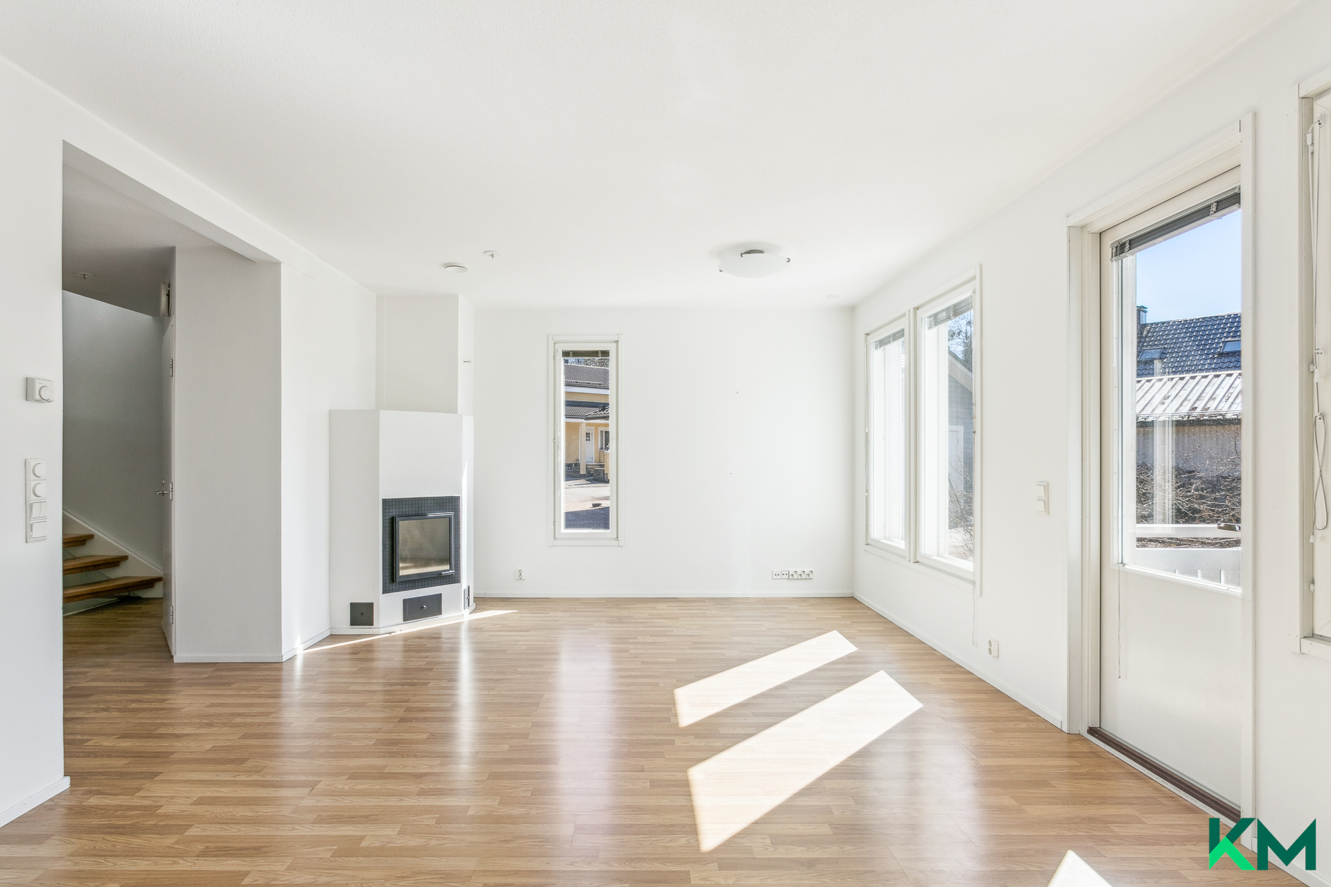 Keskikerroksessa olohuone, ruokailutila