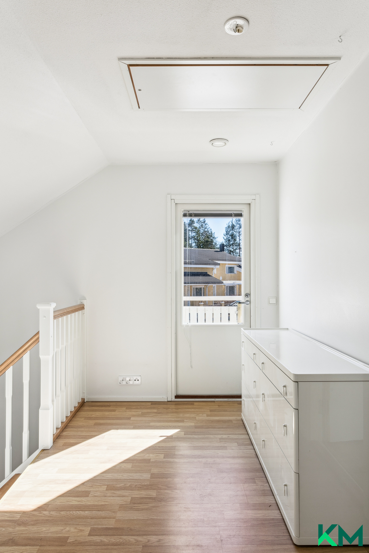 Yläkerran aulasta käynti parvekkeelle