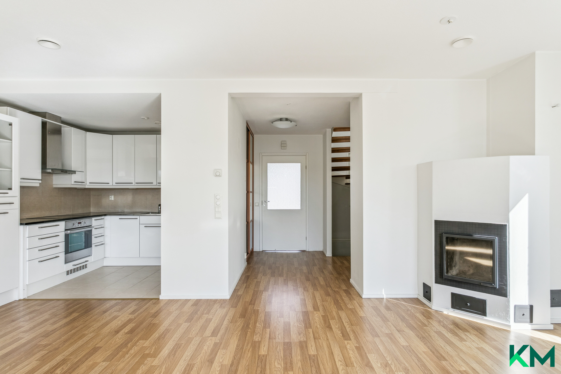 Keskikerroksessa olohuone, ruokailutila, takka