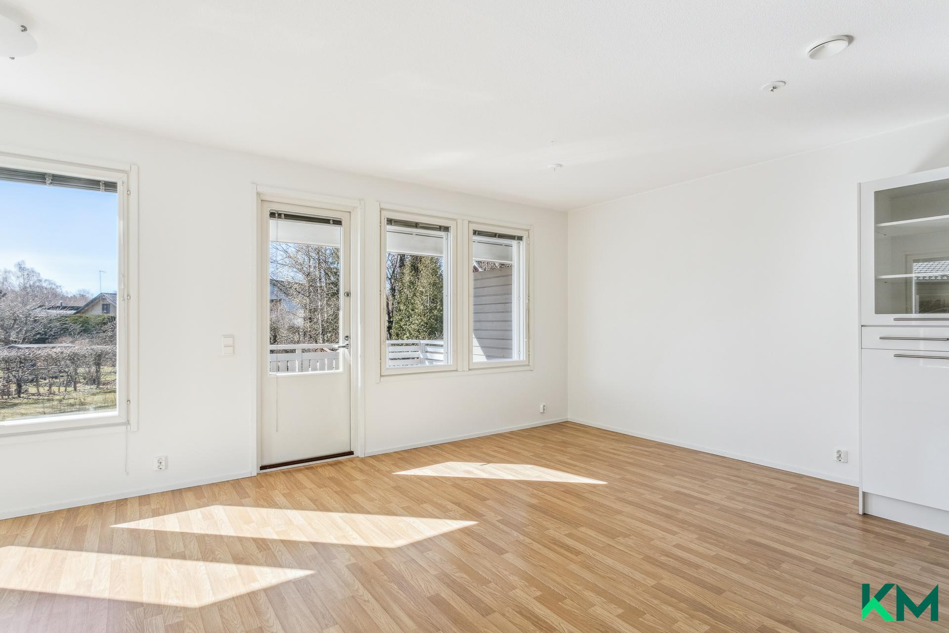 Keskikerroksessa olohuone, ruokailutila