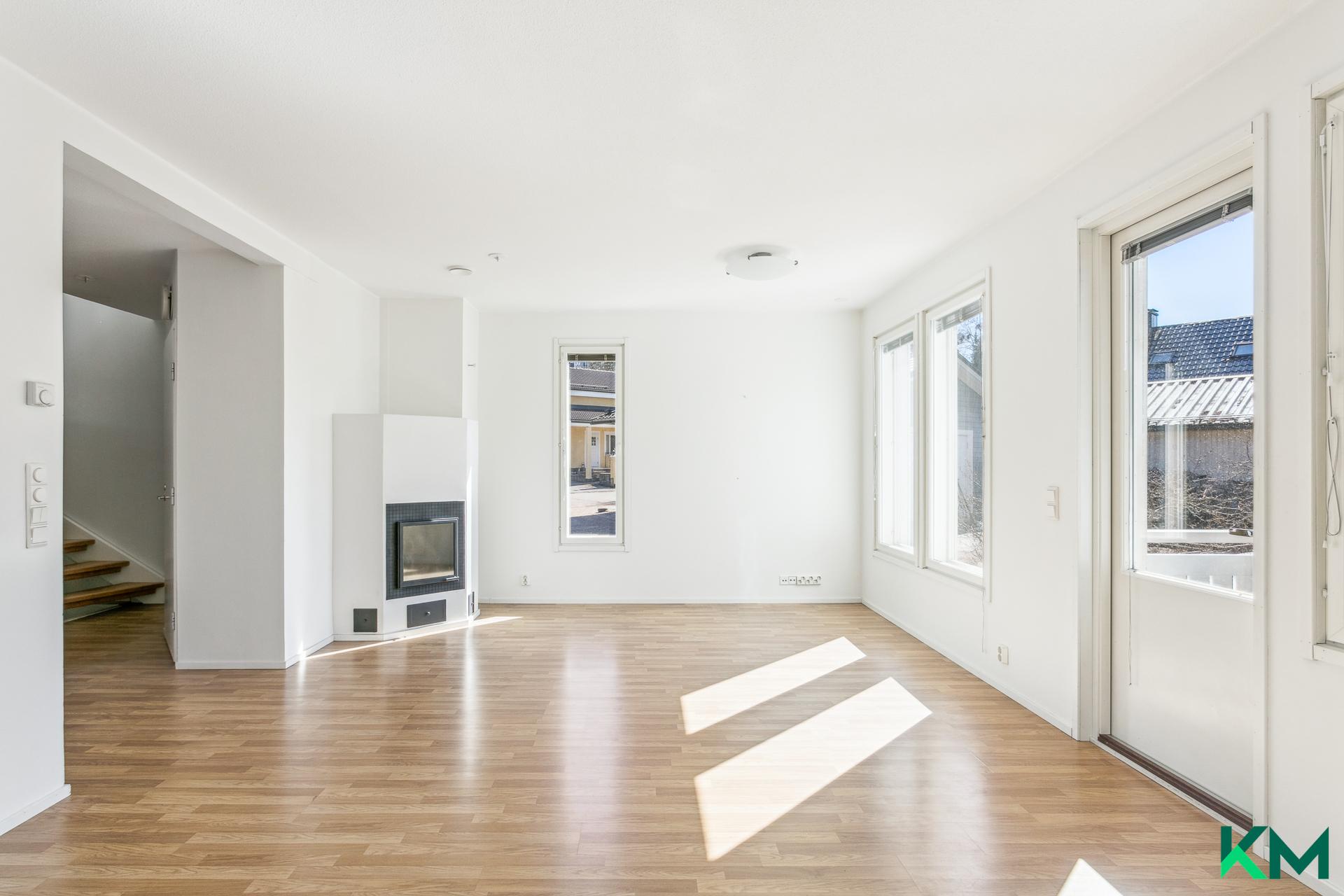 Keskikerroksessa olohuone, ruokailutila