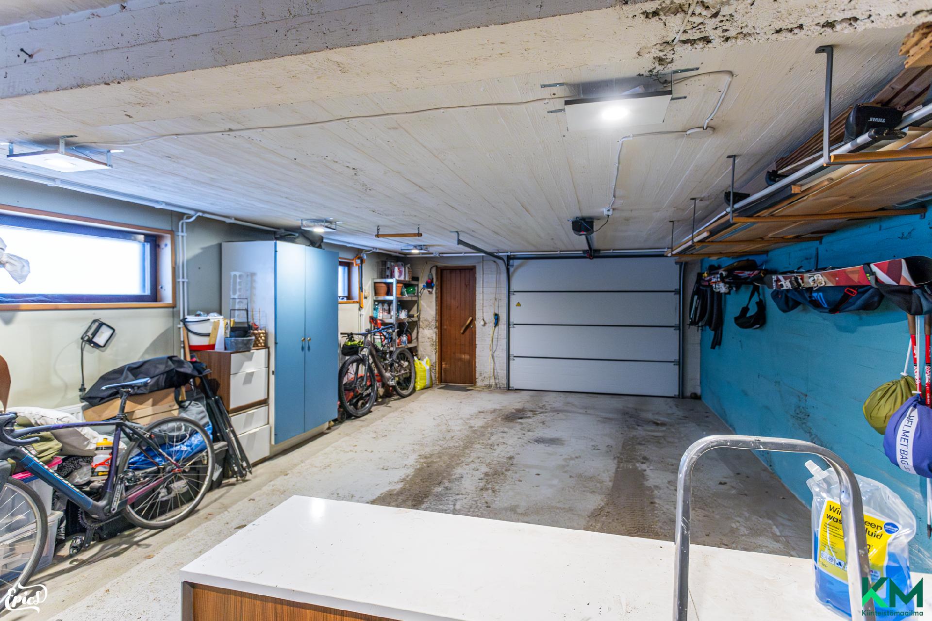 suuri lämmin autotalli