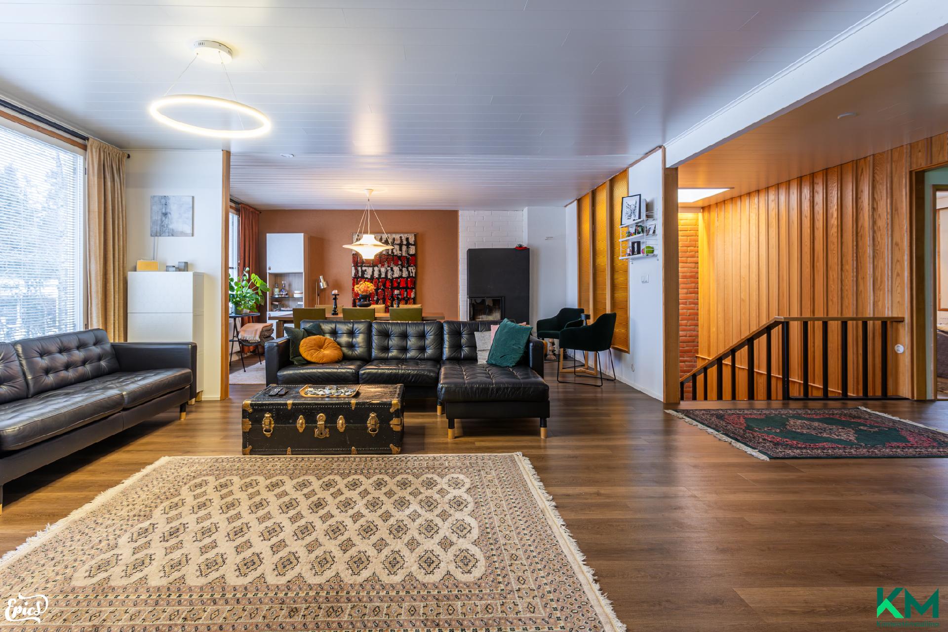 Upea olohuone ja ruokailusali yhdistettynä