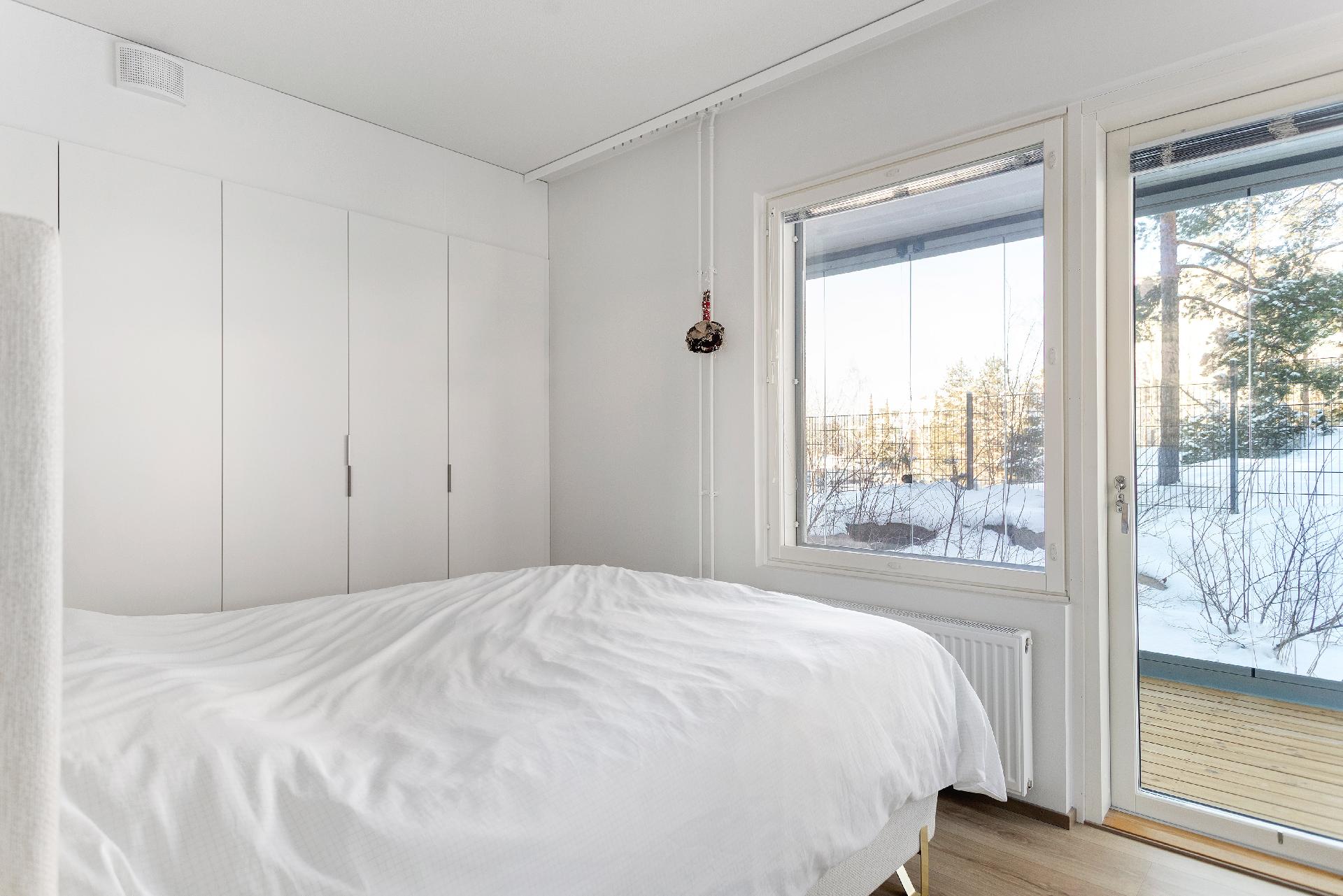 makuuhuoneessa paljon kaappitilaa