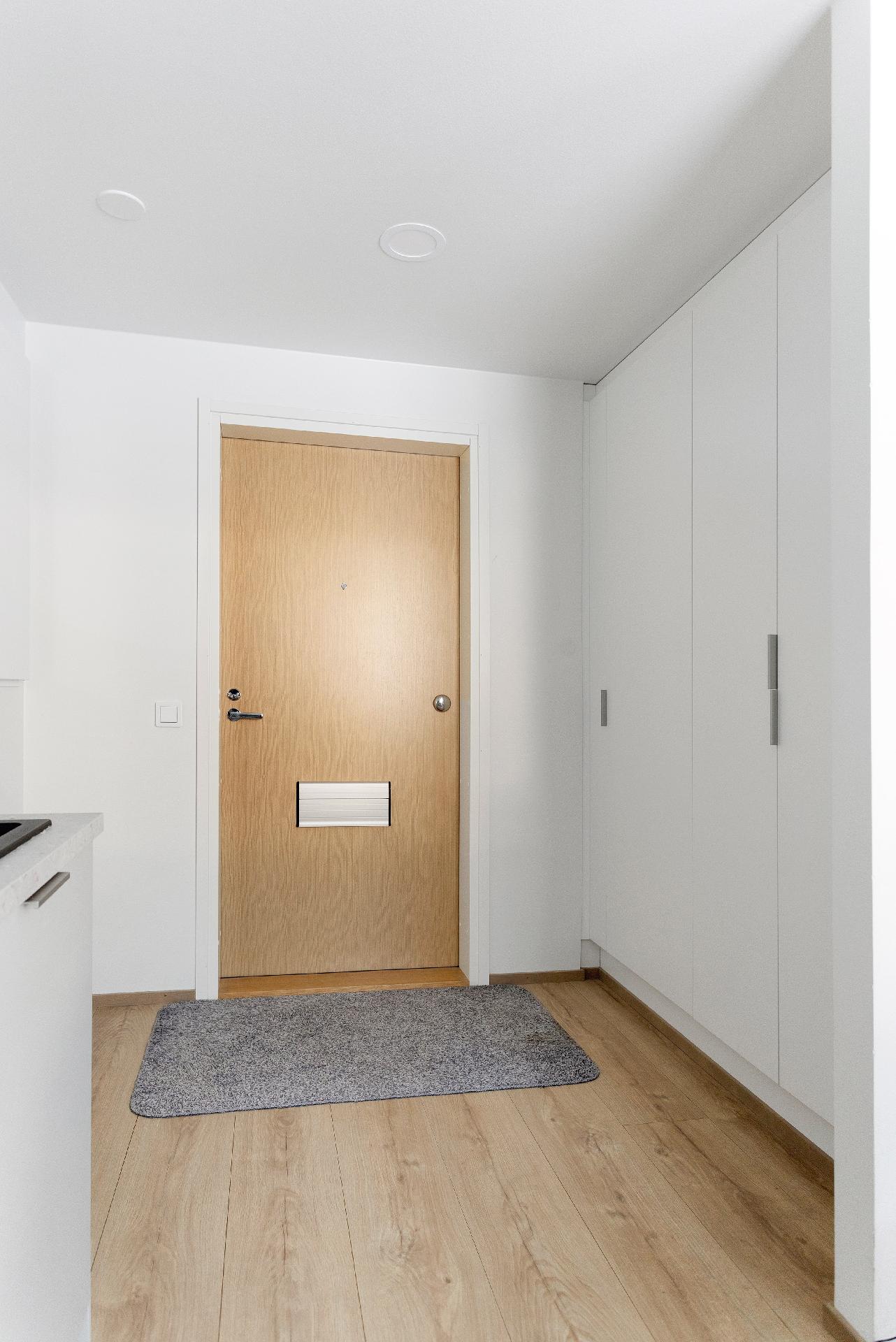 eteisessä myös kaappeja