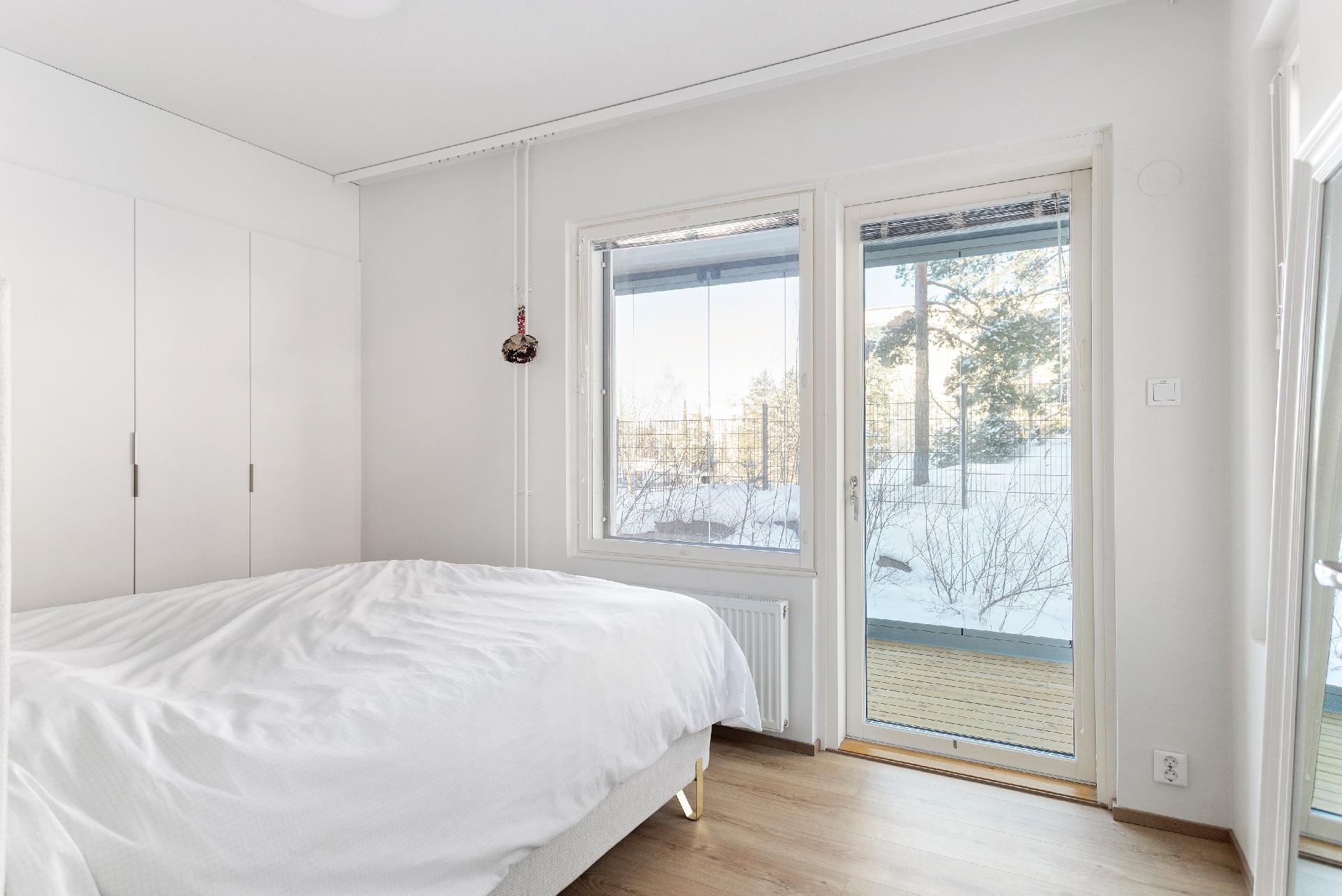 makuuhuoneesta käynti terassille