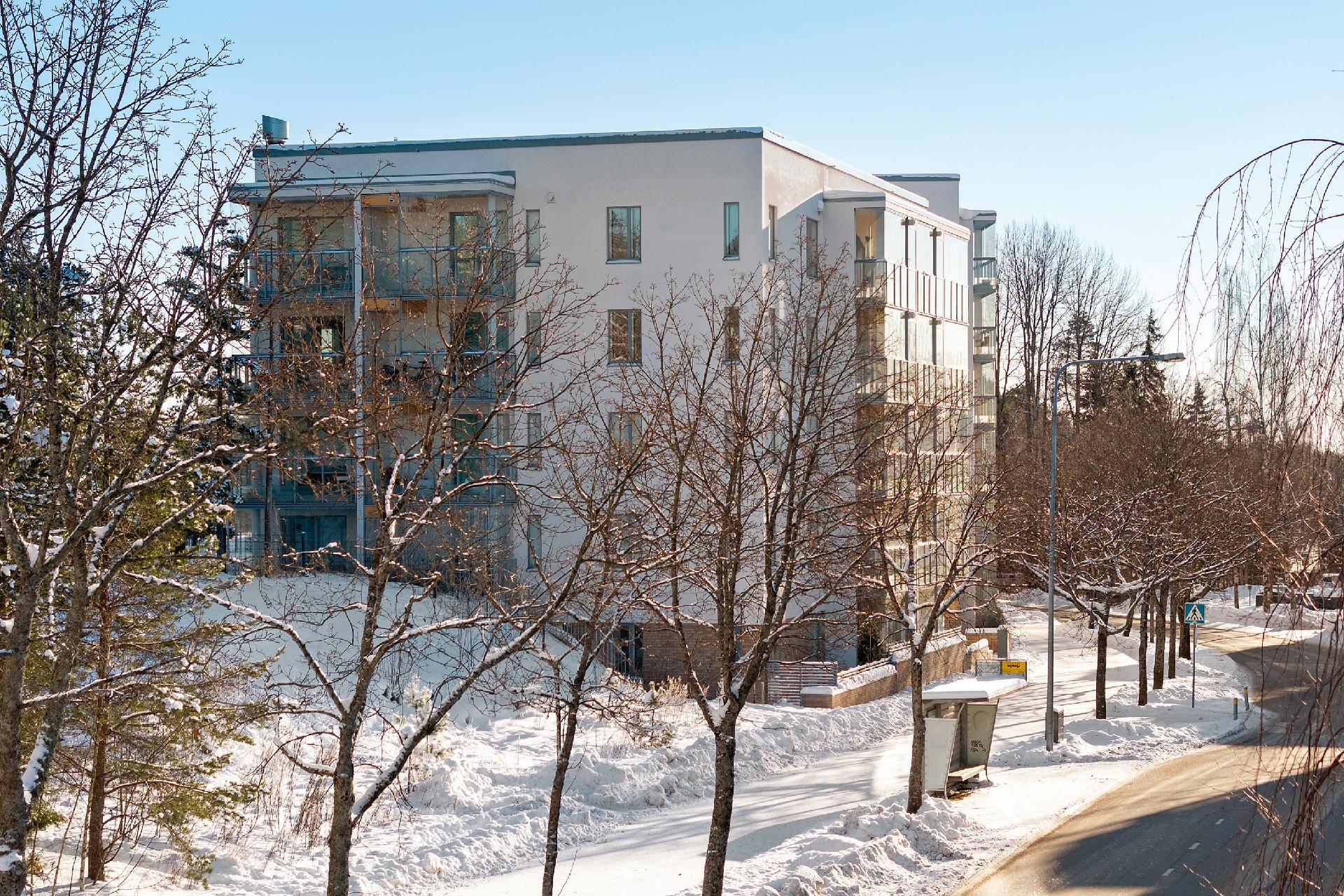 bussipysäkki talon kulmalla