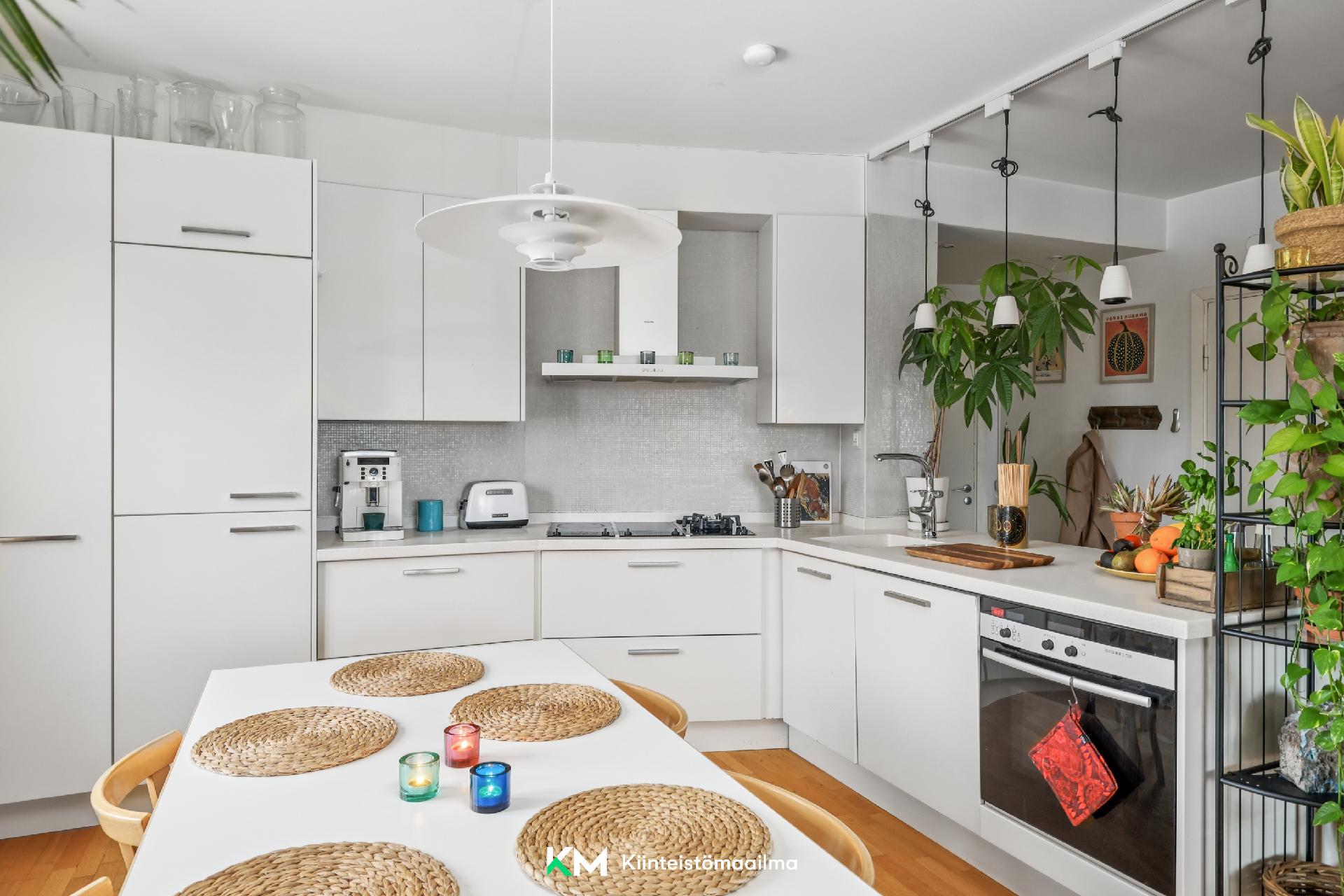 Avokeittiö olohuoneen yhteydessä