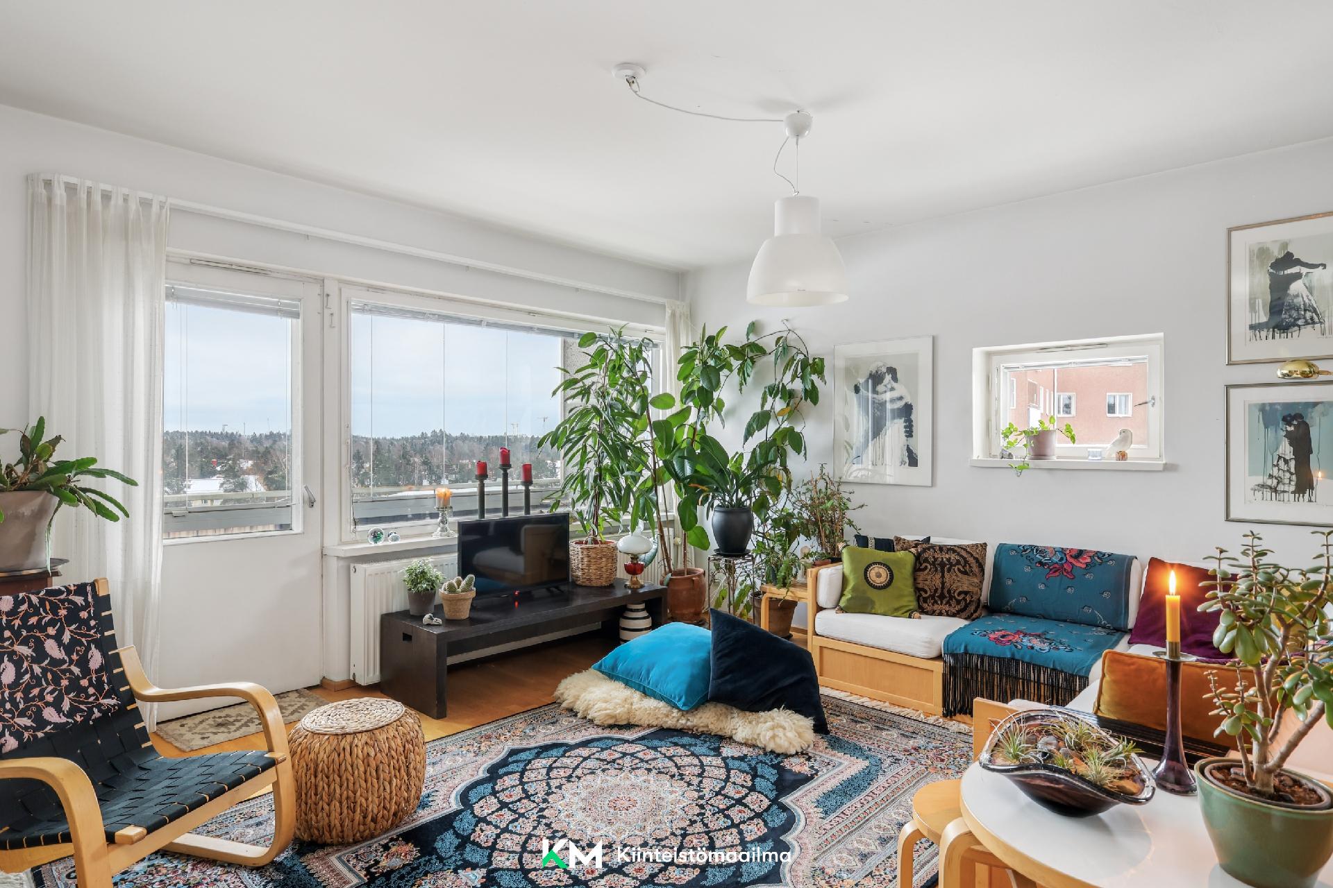 Olohuoneessa kahteen suuntaan avarat näkymät