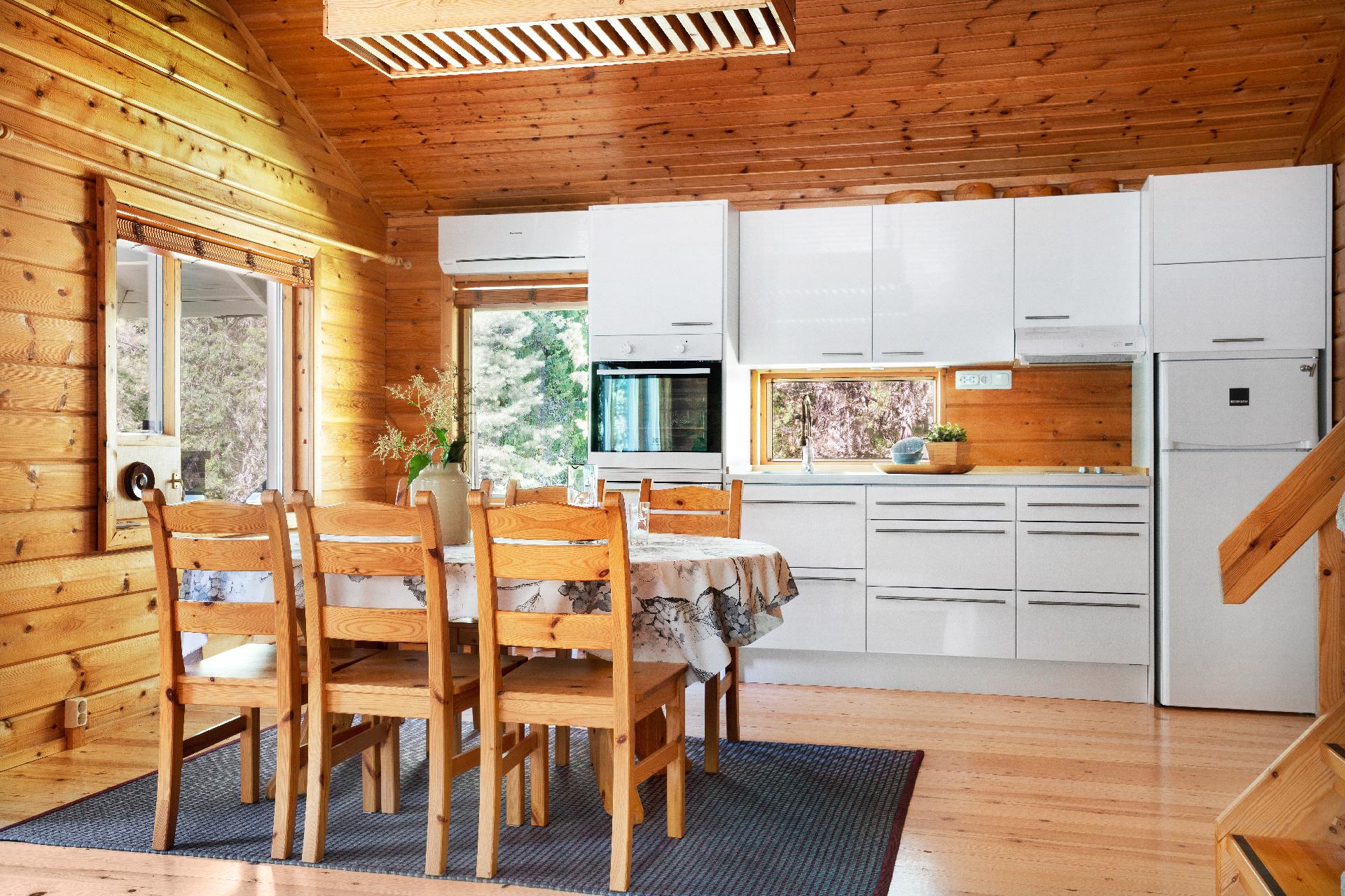 Tupaan mahtuu hyvin isompikin ruokapöytä