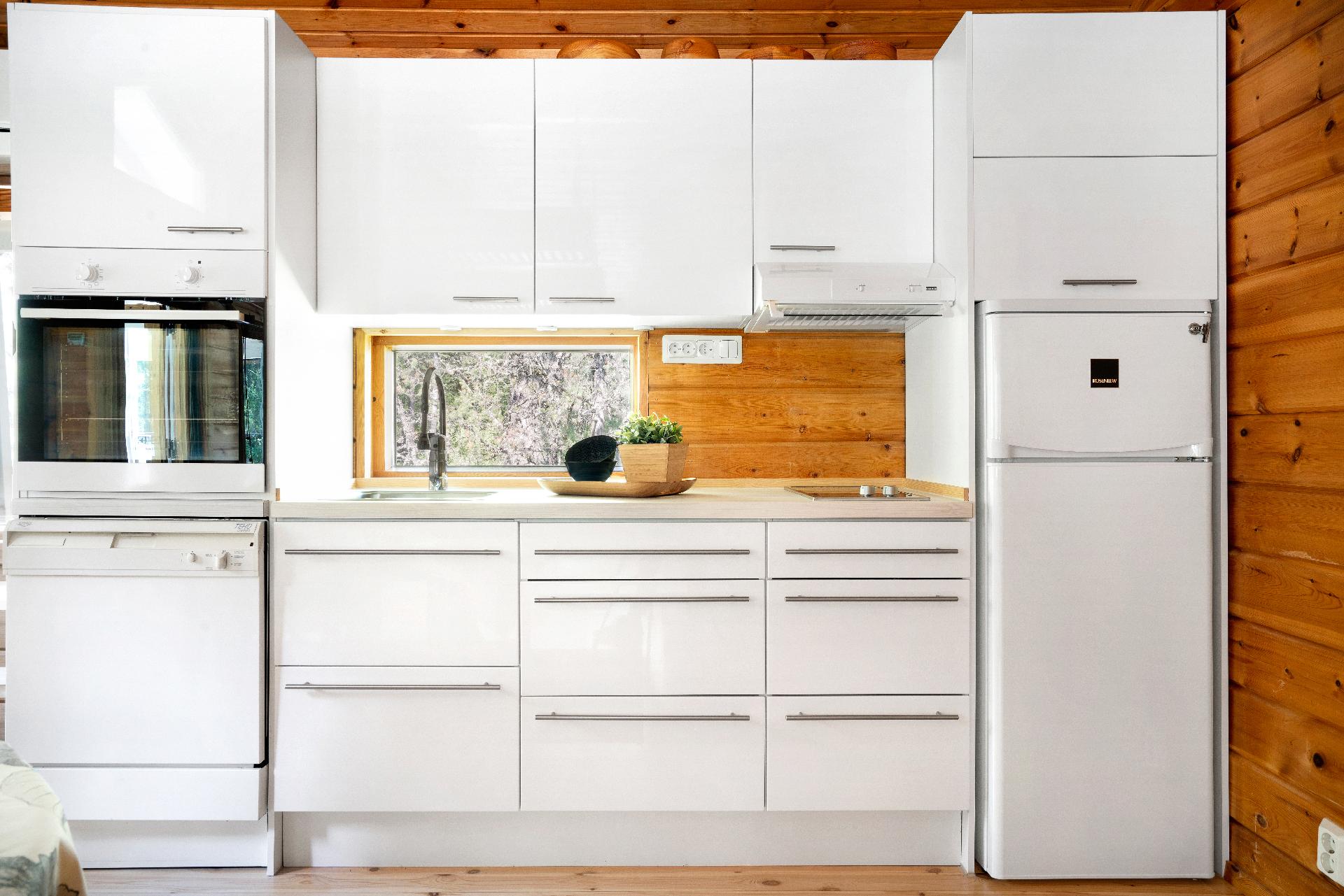 Näppärä ja toimiva keittiö osana avaraa tupaa