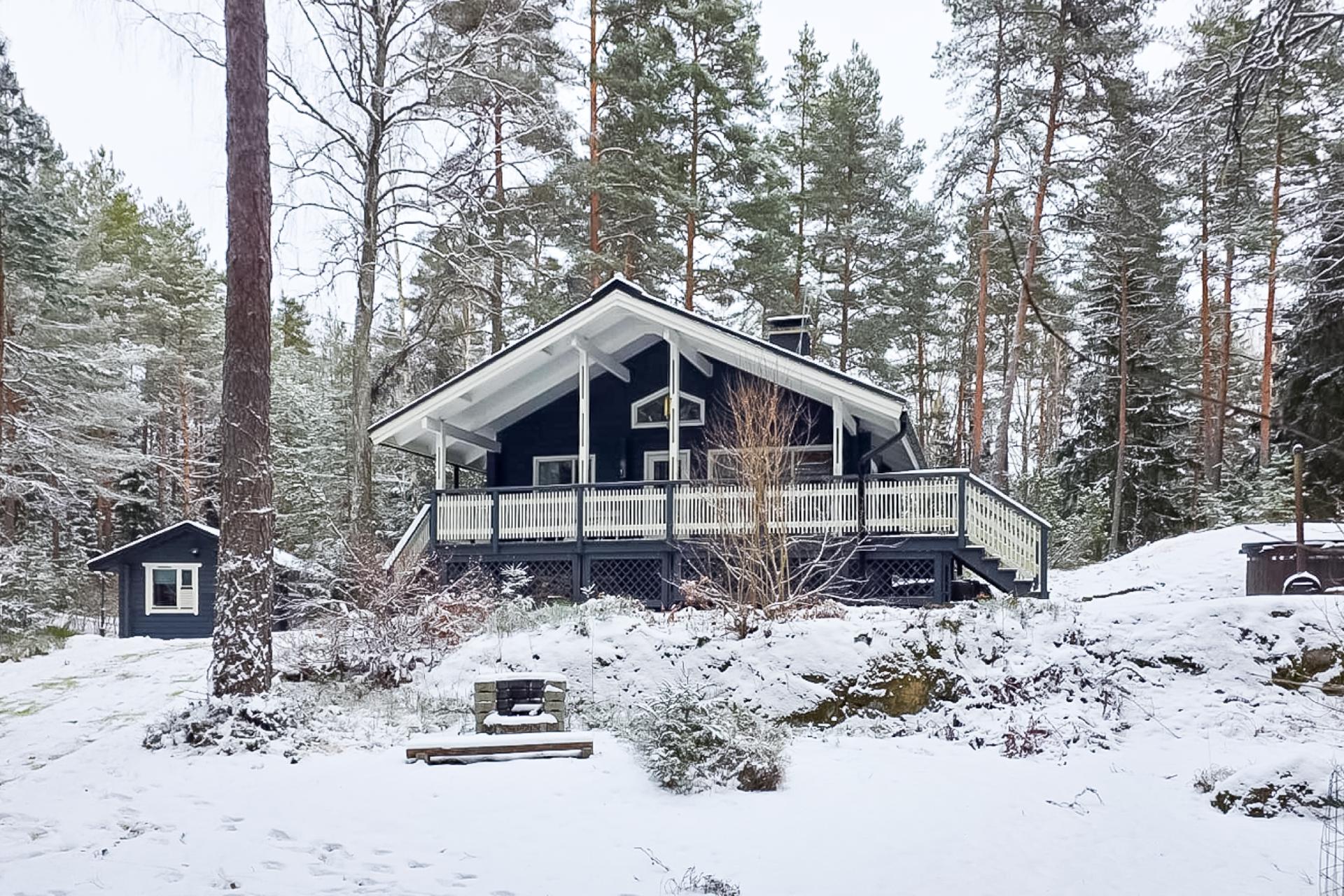 Talviasuttavan mökin vieressä erillinen autotallirakennus