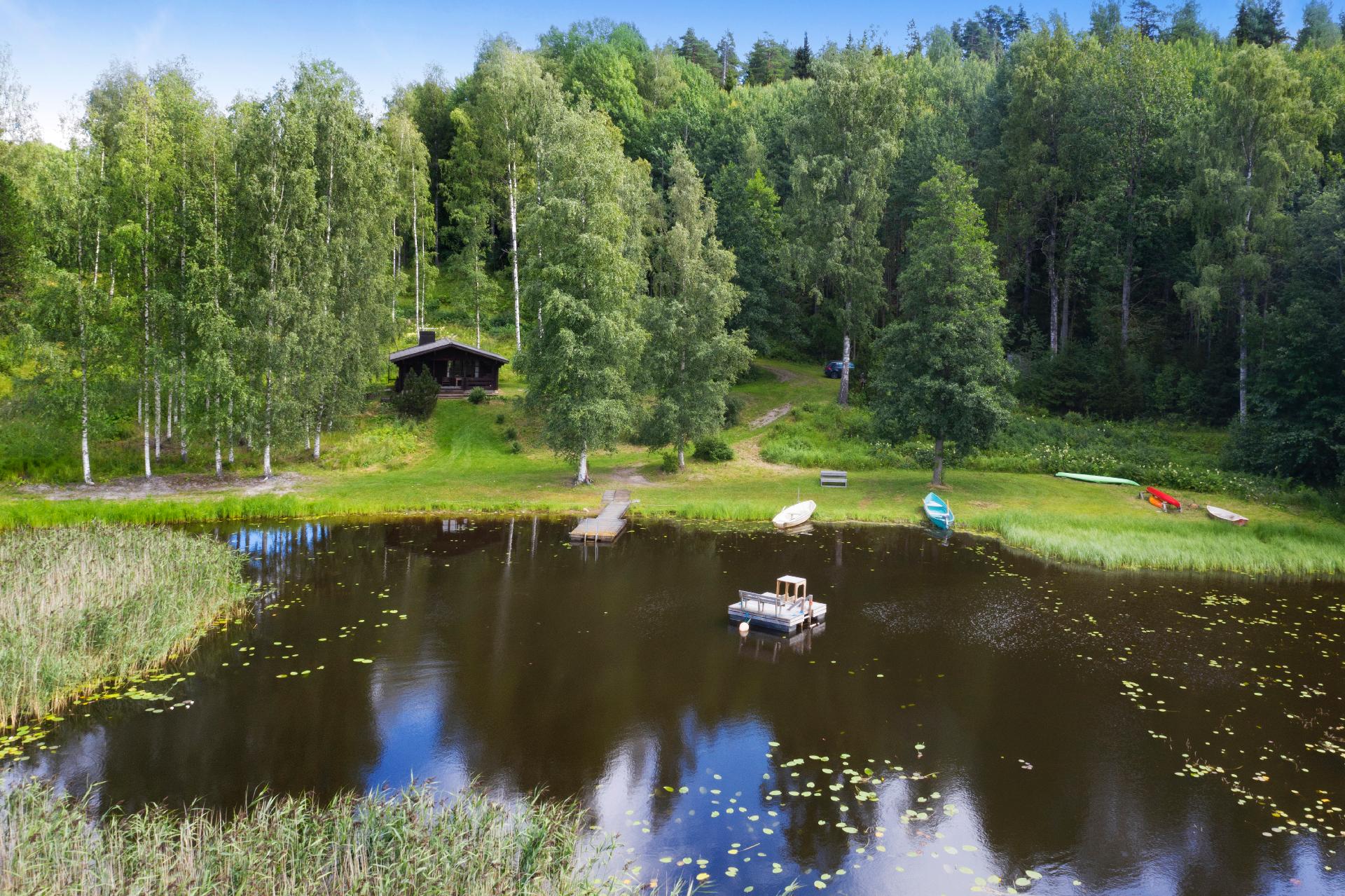 Yhteinen ranta-alue, laituri ja rantasauna