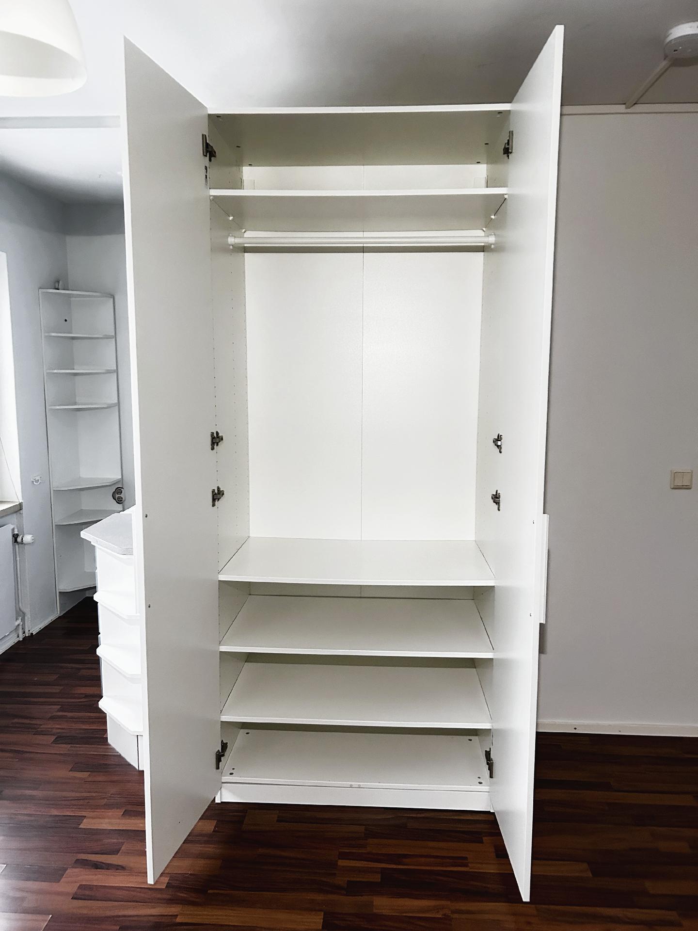 olohuoneen vaatekaappi