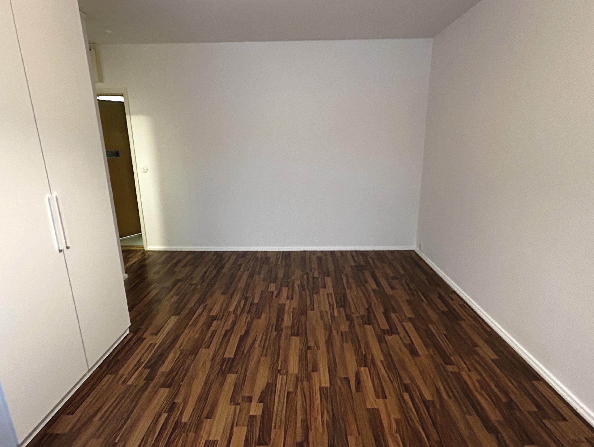 olohuoneesta eteisen suuntaan