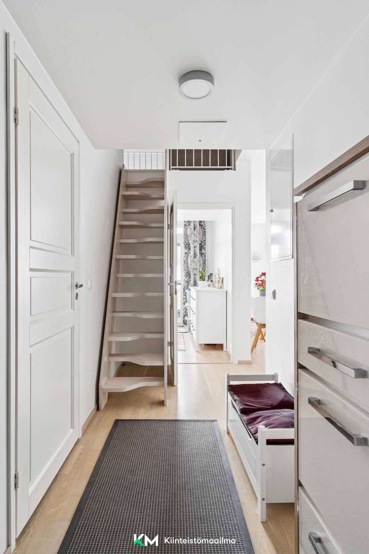 Portaat tilavalle parvelle