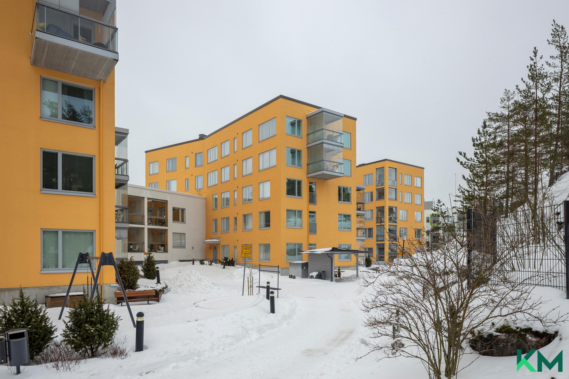 Julkisivu pihan puolelta