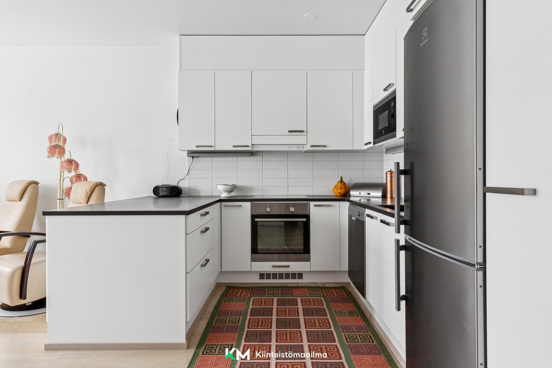 Hyvin varusteltu keittiö