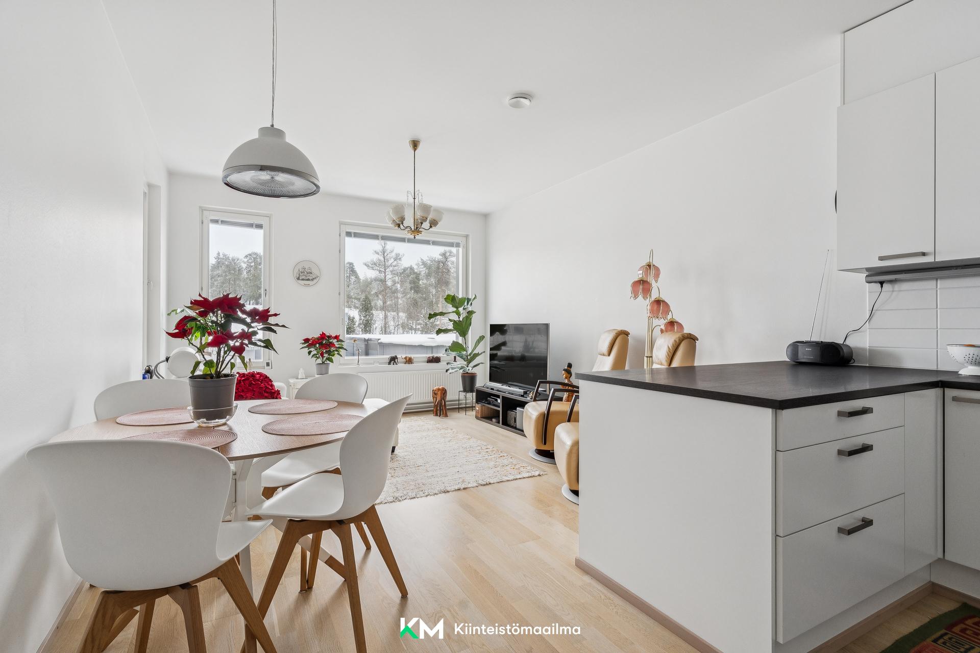 Avokeittiö ja olohuone yhtä avaraa tilaa