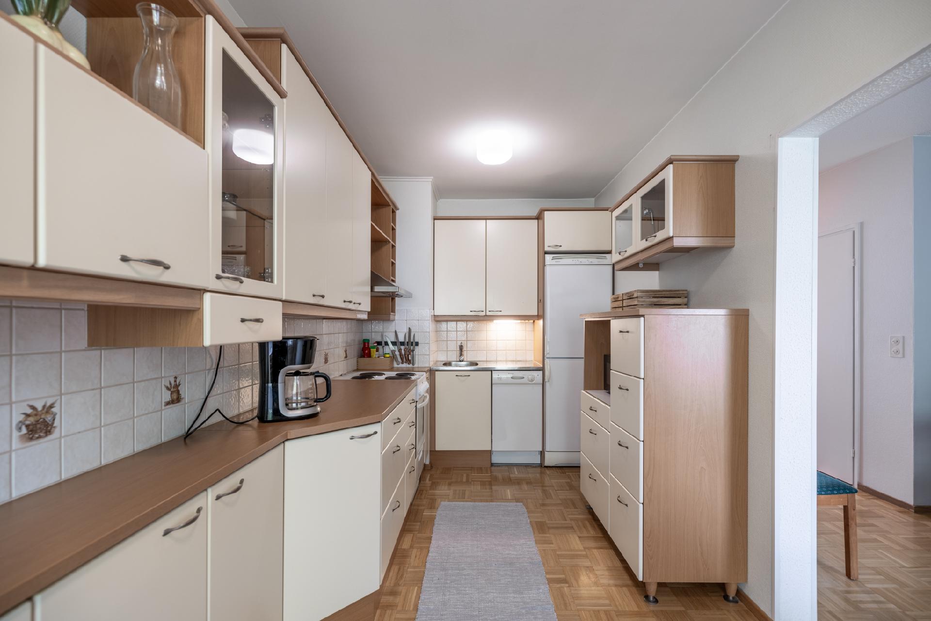 Keittiössä on hyvin kaappitilaa