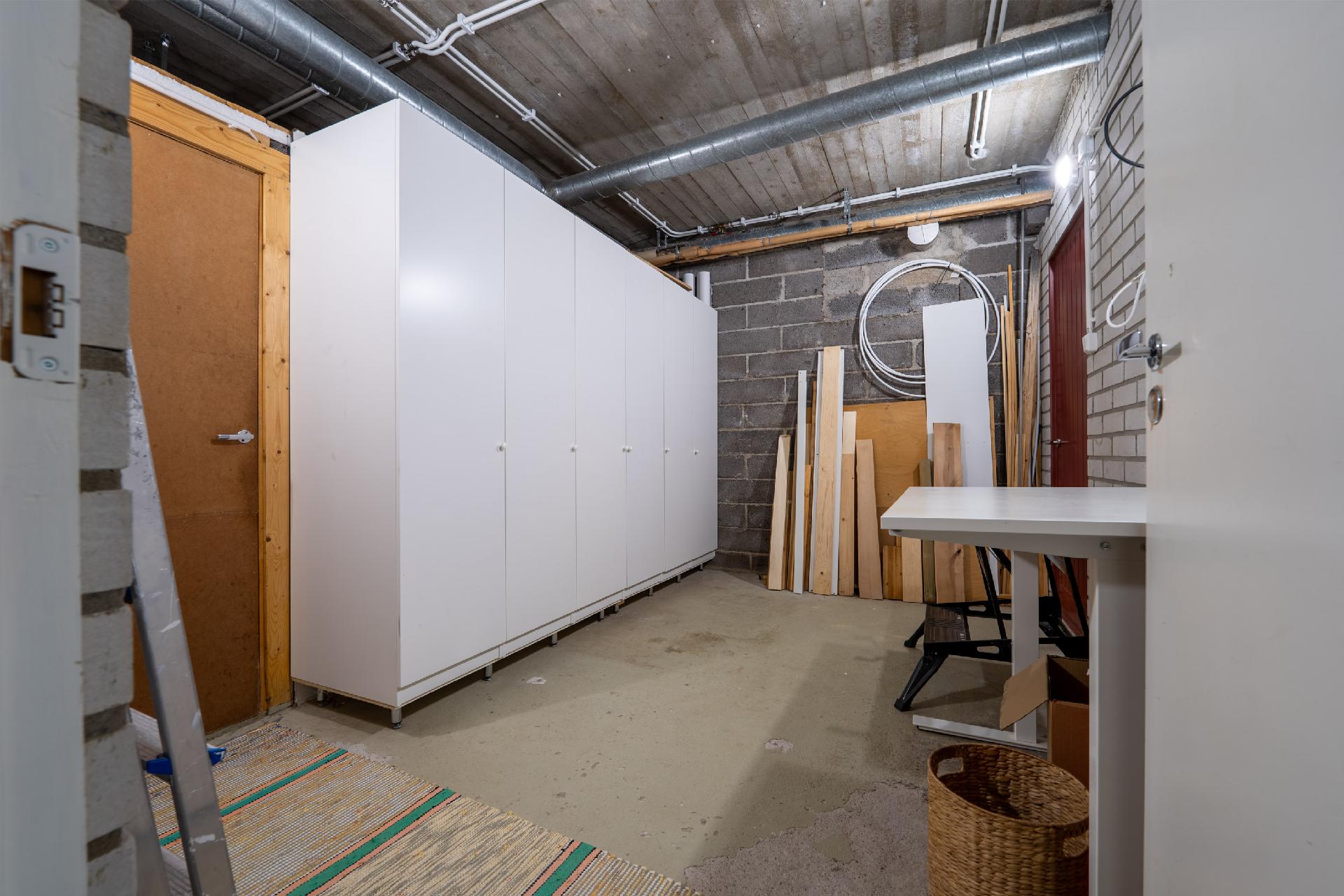 Varastotilaa kellarikerroksessa