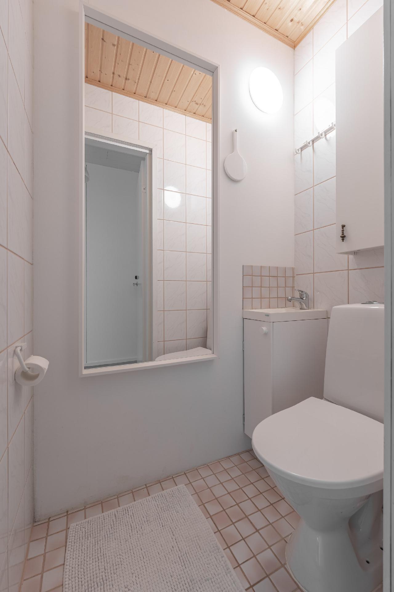 Erillinen wc yläkerrassa