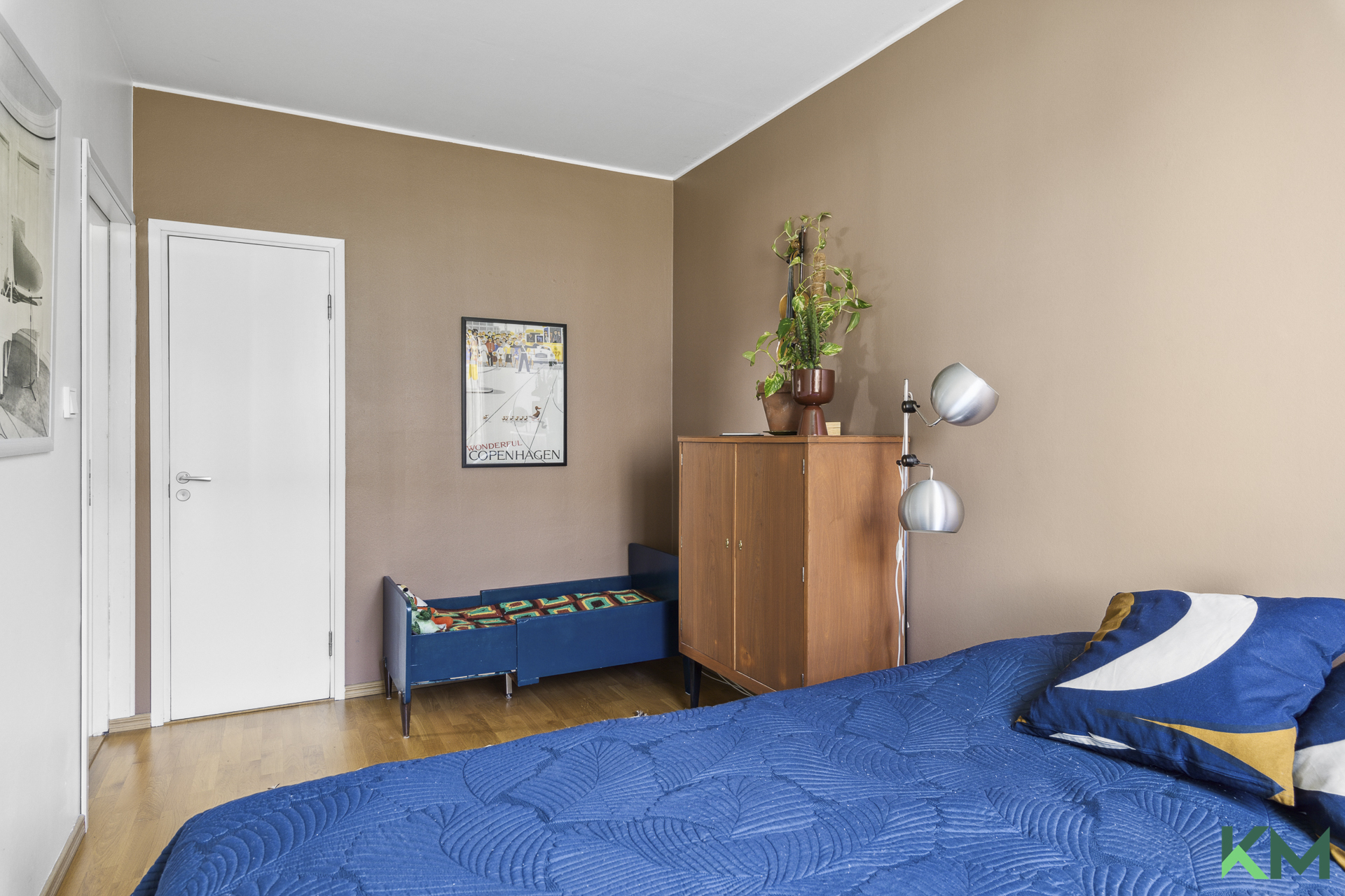 Makuuhuoneesta käynti vaatehuoneeseen.