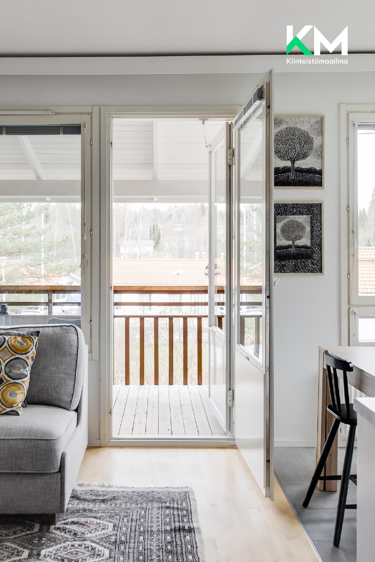 Olohuoneesta käynti parvekkeelle