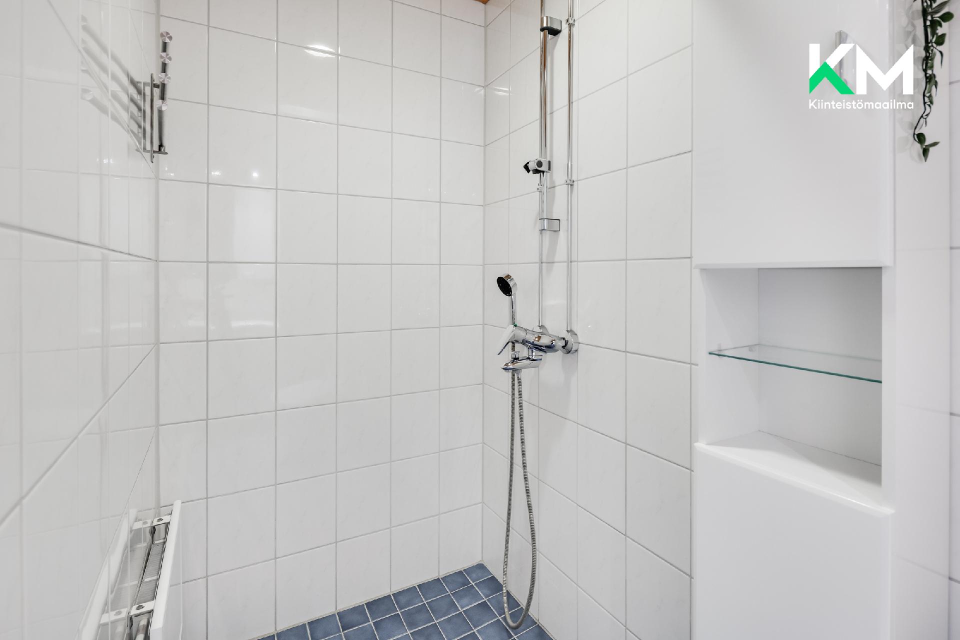 Yläkerran kylpyhuone