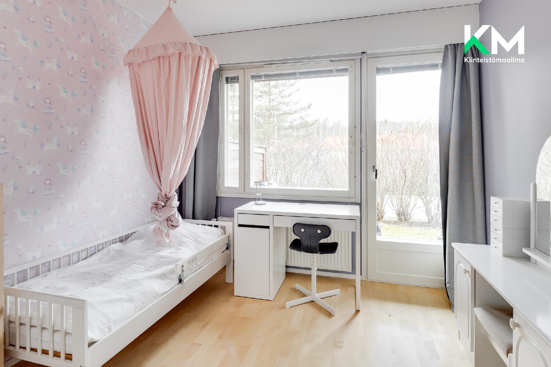 Alakerran makuuhuone 2