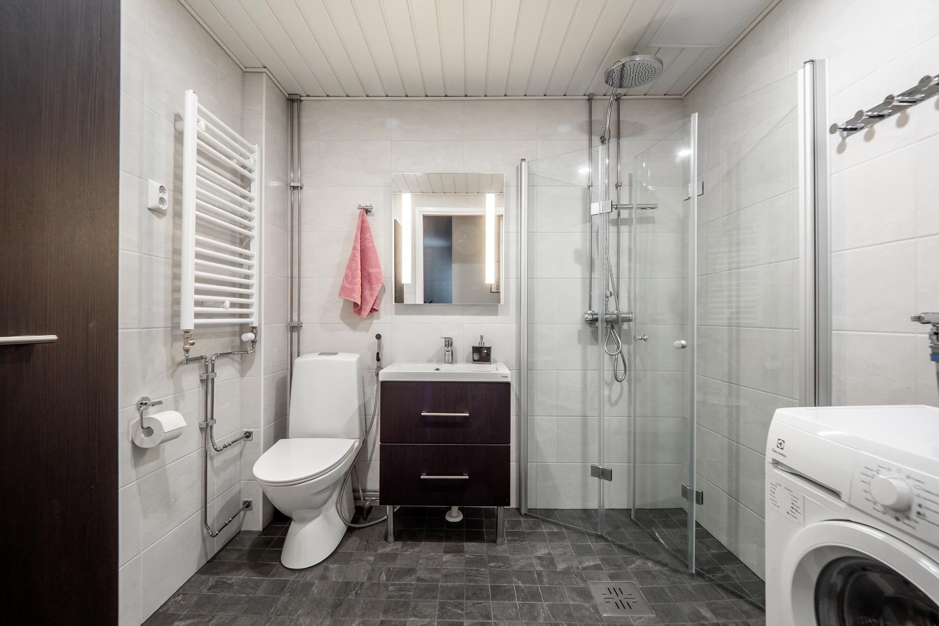 Uusi kylpyhuone valmistui LVI - remontissa