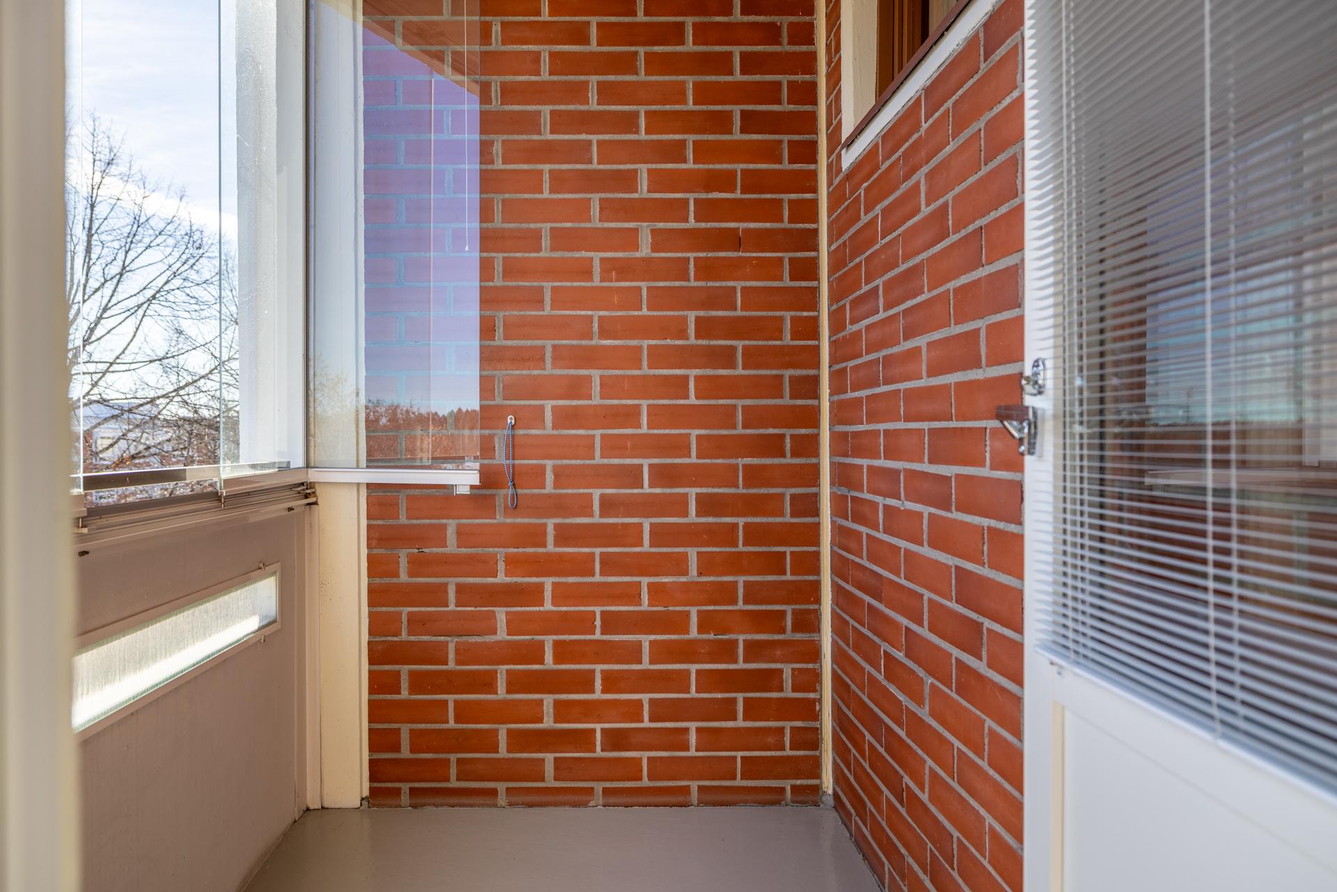 makuuhuoneesta käynti asunnon toiselle parvekkeelle (itä), Porrassalmenkadulle päin