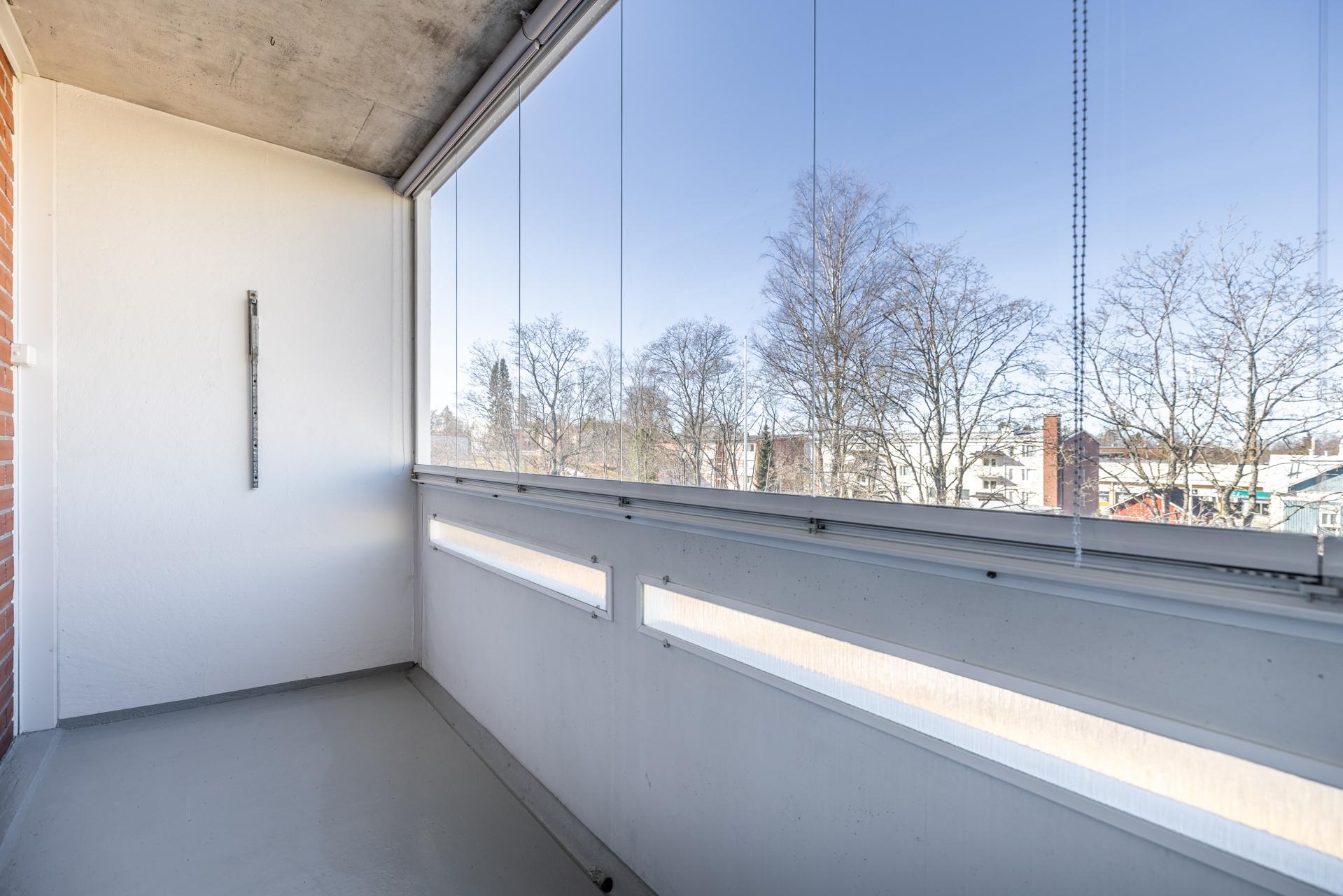 parveke sisäpihalle päin (länsi), kulku olohuoneesta