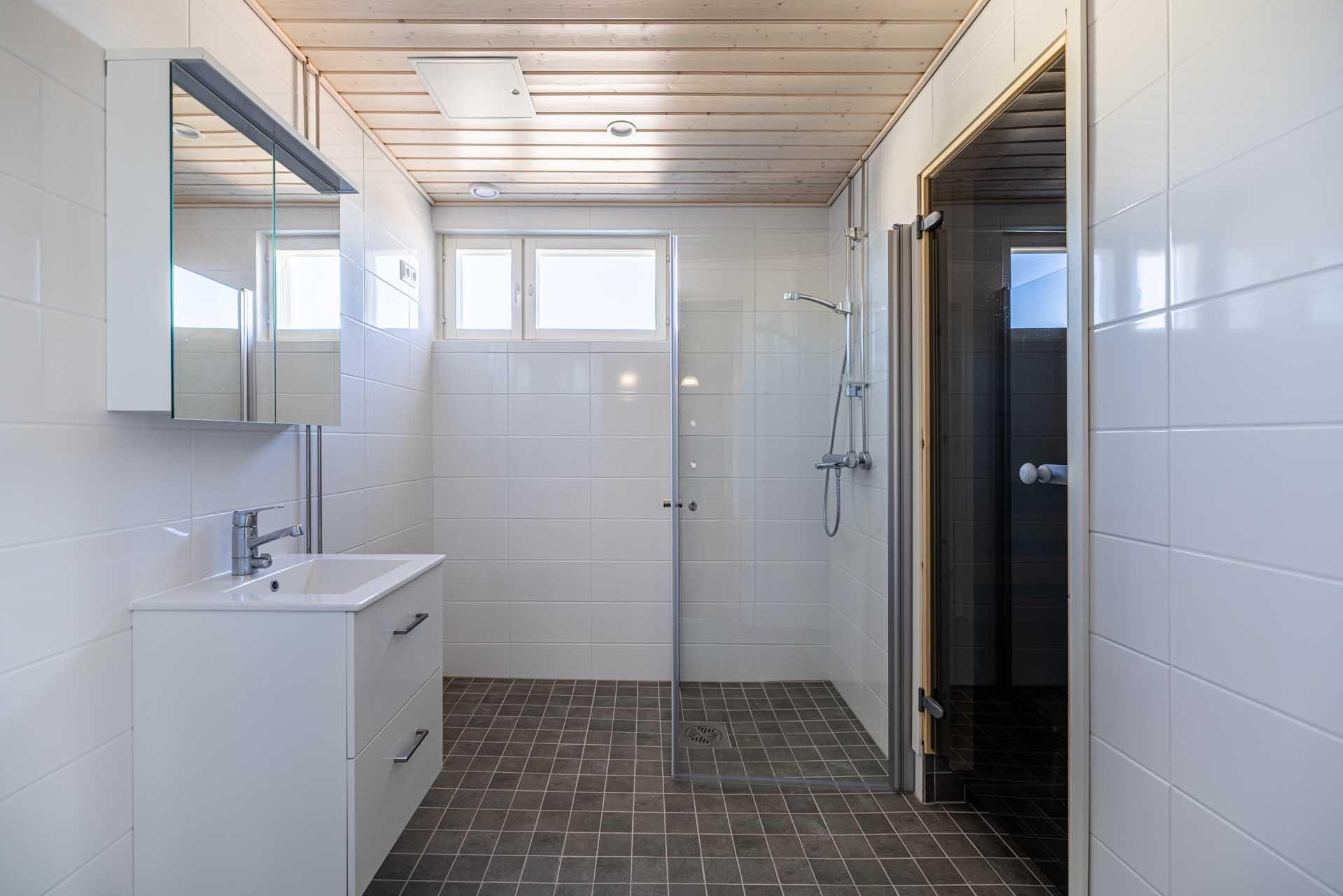 kylpyhuone, uusittu LVIS perukorjauksen yhteydessä 2025