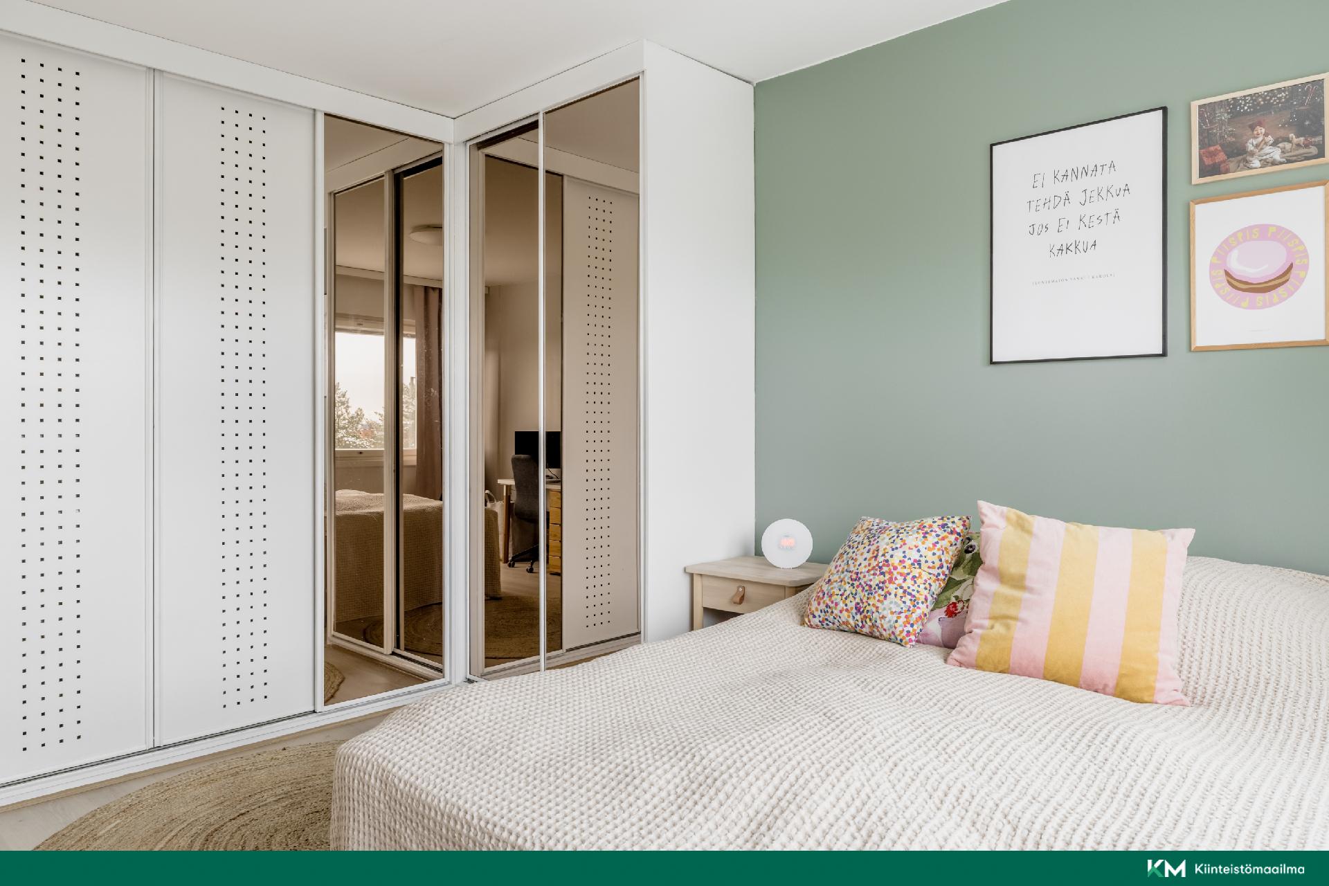 Makuuhuoneessa runsaasti kaappitilaa