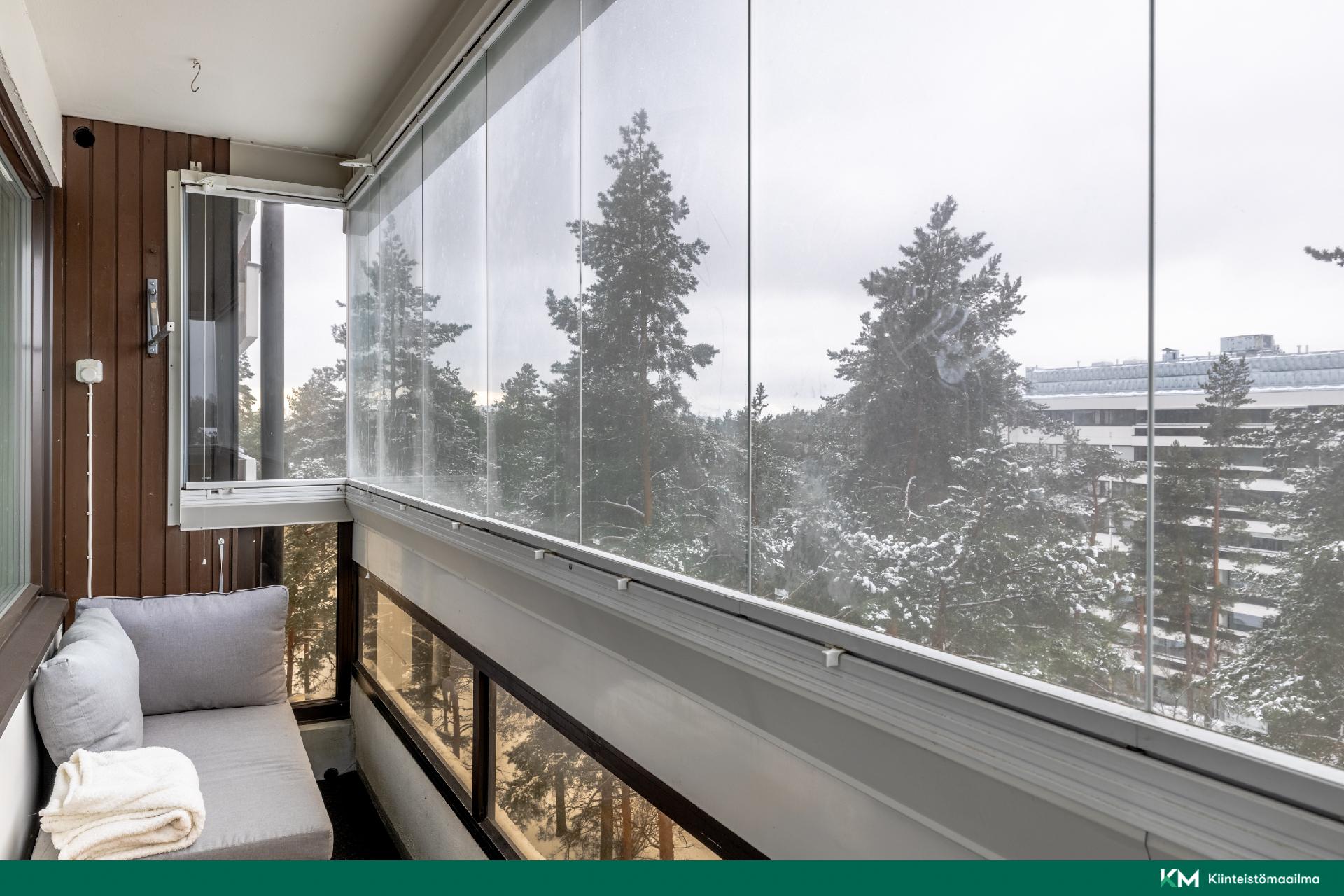 Lasitettu parveke lännen suuntaan