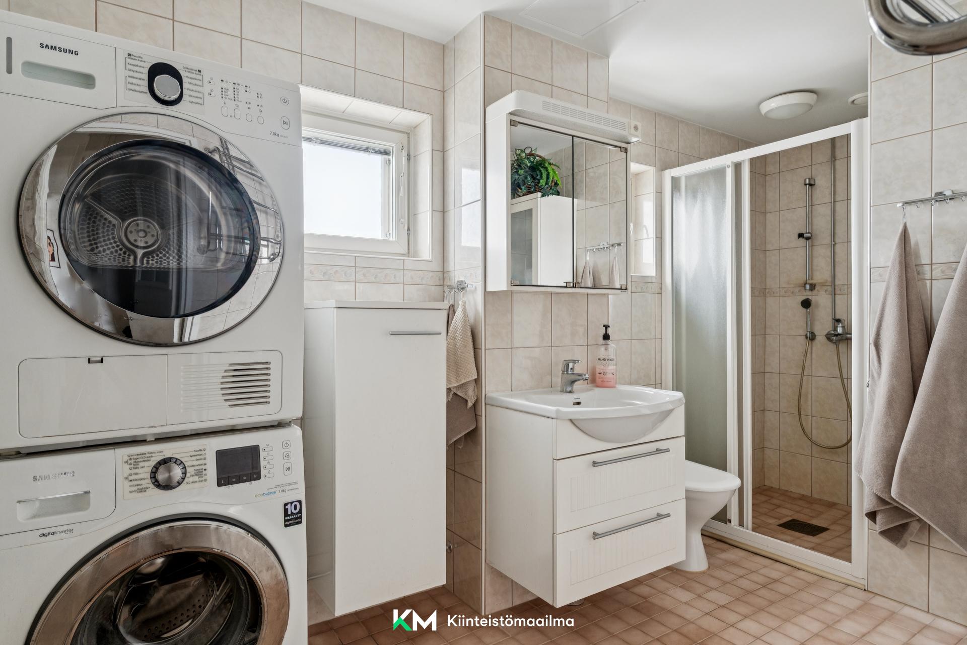 Tilava kylpyhuone, jossa 2 ikkunaa