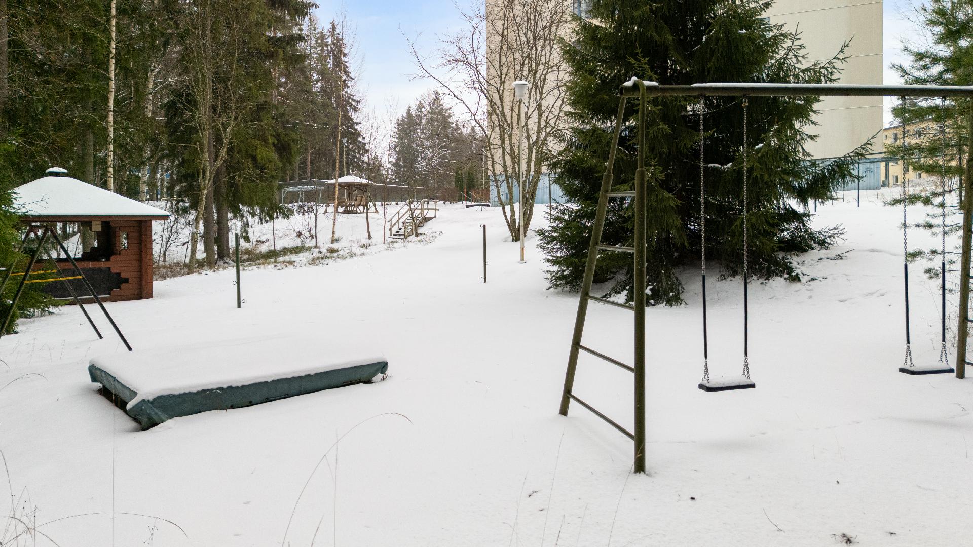 Taloyhtiön grillikatos