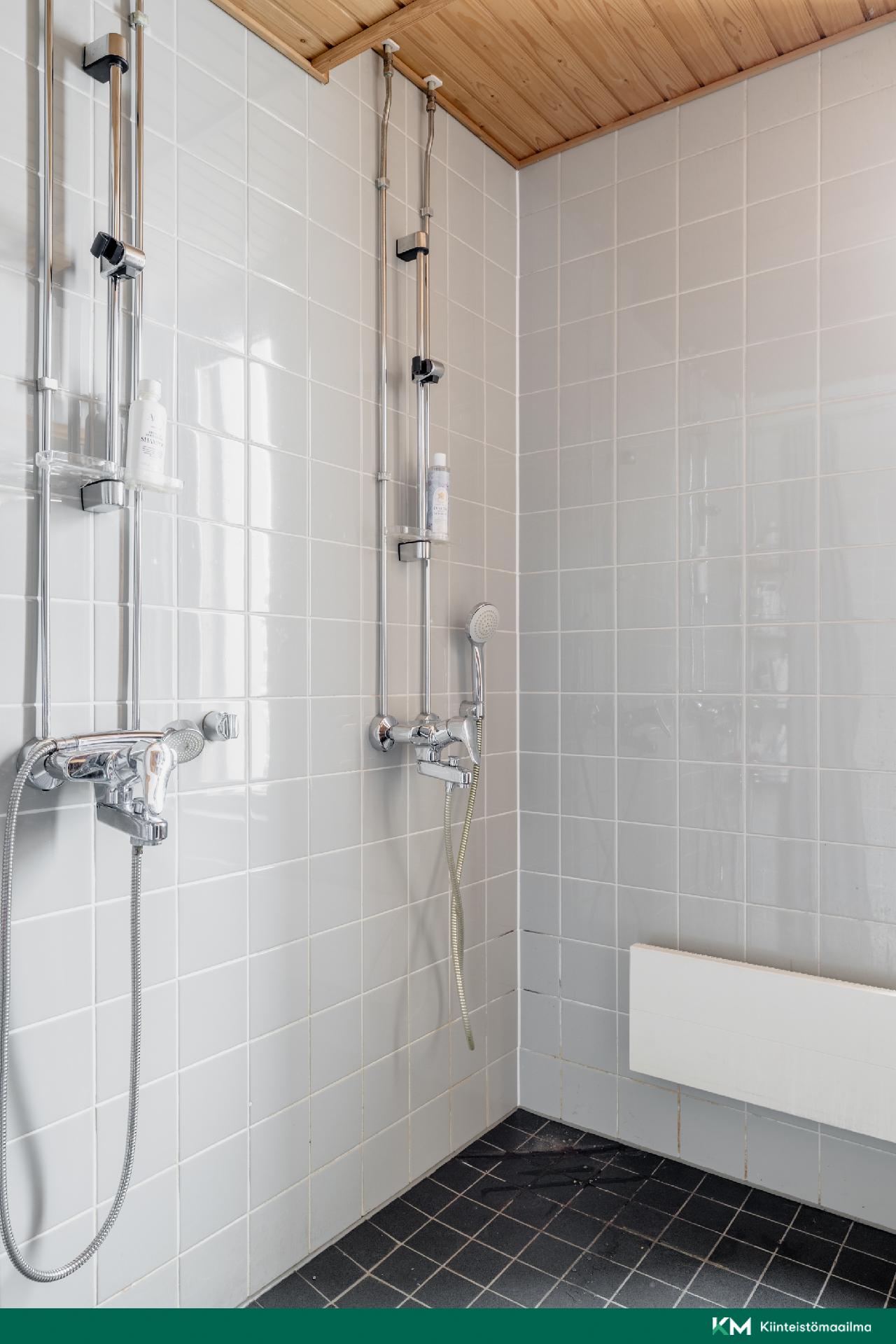 Tuplasuihkut kylpyhuoneessa.